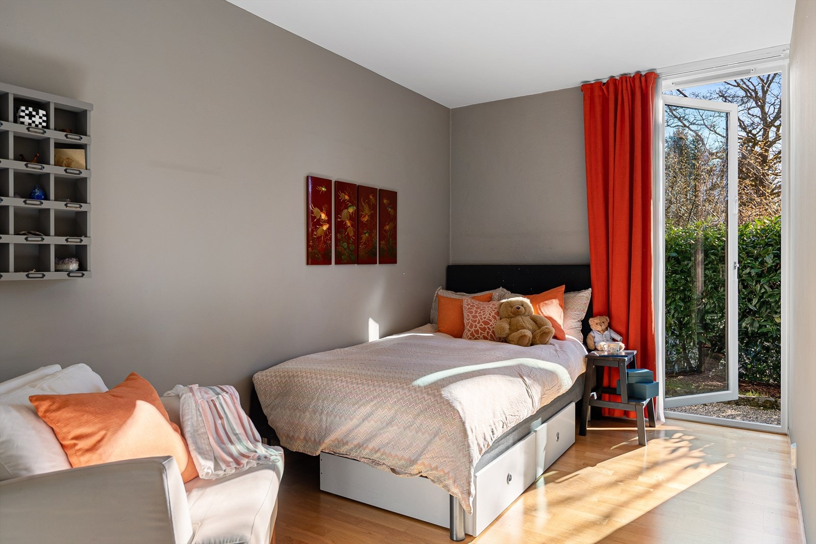 Soverommene har alle utgang til hage. Den gode og gjennomførte planløsningen i huset vises til sitt beste i denne etasjen. Galleribilde