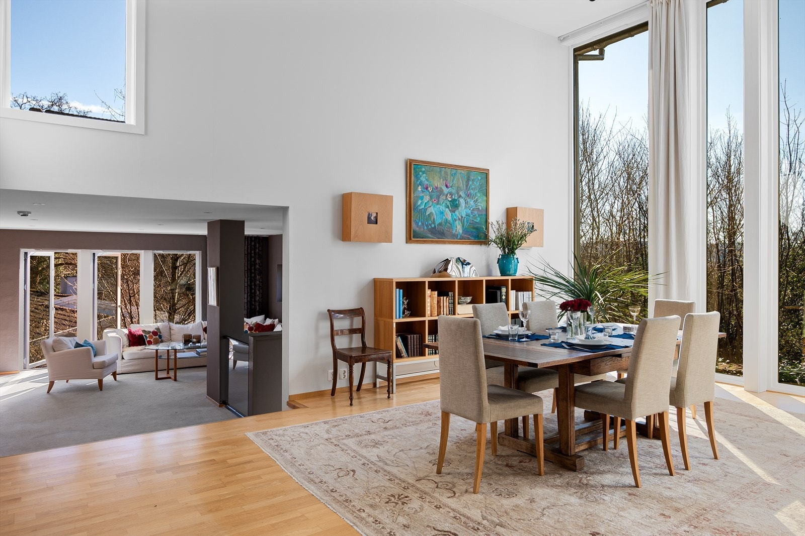 Her er lagt rette til at begge stuer enkelt kan møbleres i ulike soner, og man har god plass til sofagrupper og spisebord. Galleribilde