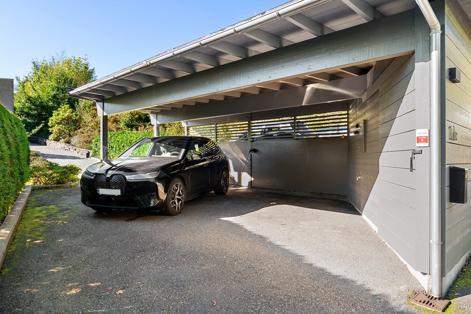 Det er parkeringsplass til 2 biler i carport og om nødvendig også plass til 1-2 biler i oppkjørsel. Det er også bod tilhørende carporten. Galleribilde