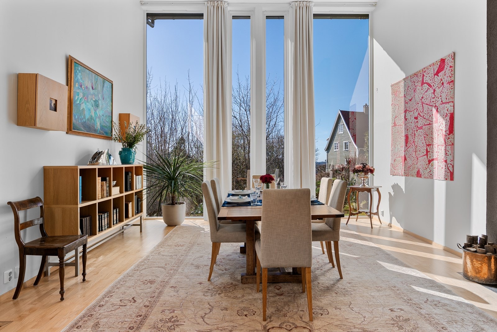 Her strømmer dagslyset inn og skaper en luftig, lun og eksklusiv stemning. Galleribilde