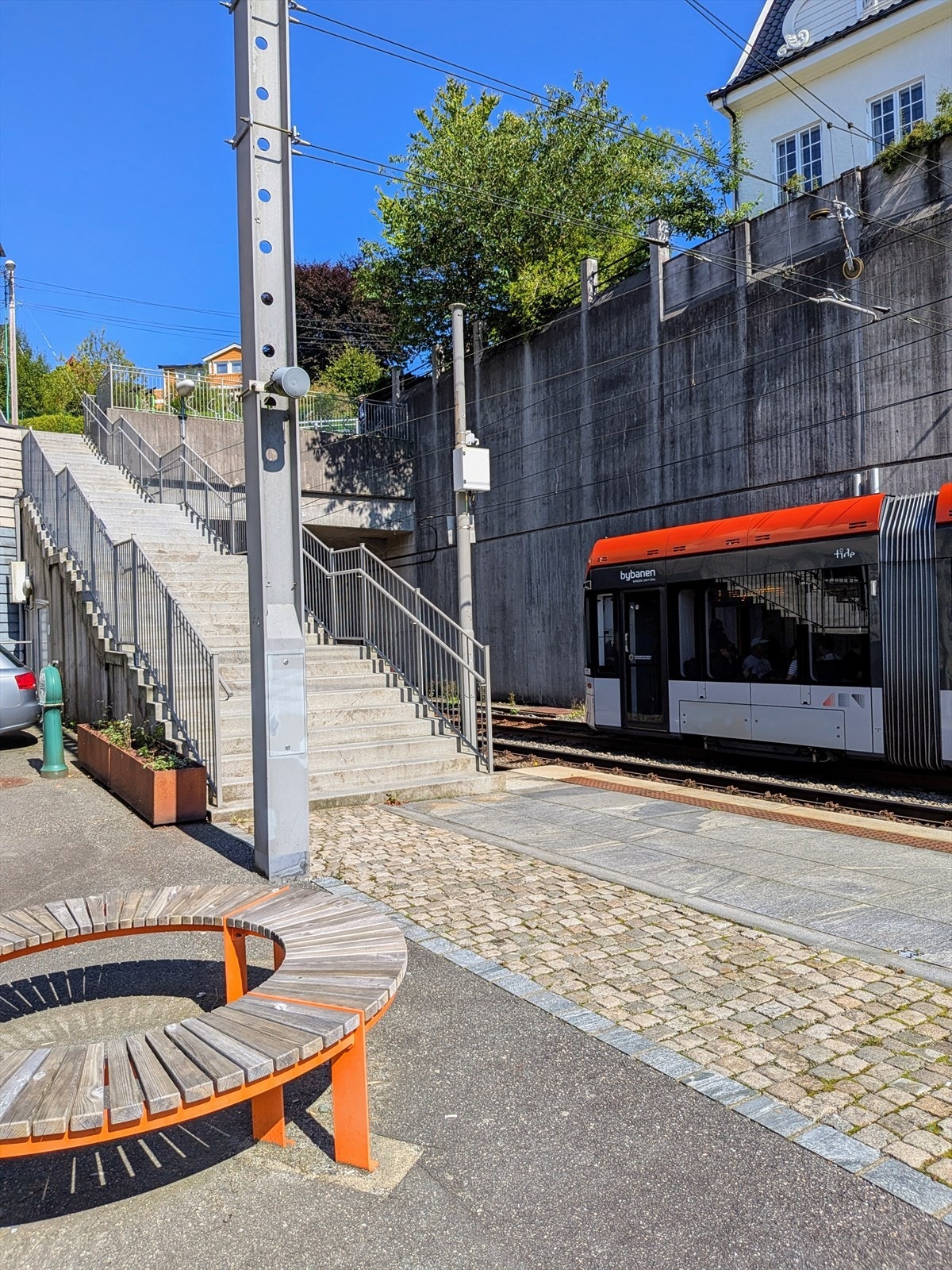 Opp trappen, over veien, også er du i gaten Eikåsen. Galleribilde