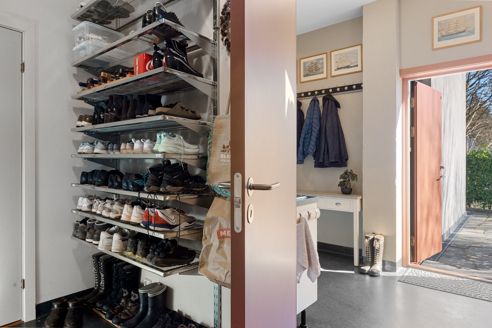 En seksjon i huset perfekt som daglig inngang. Vaskerommet har også stor bod i bakkant + teknisk rom. Galleribilde