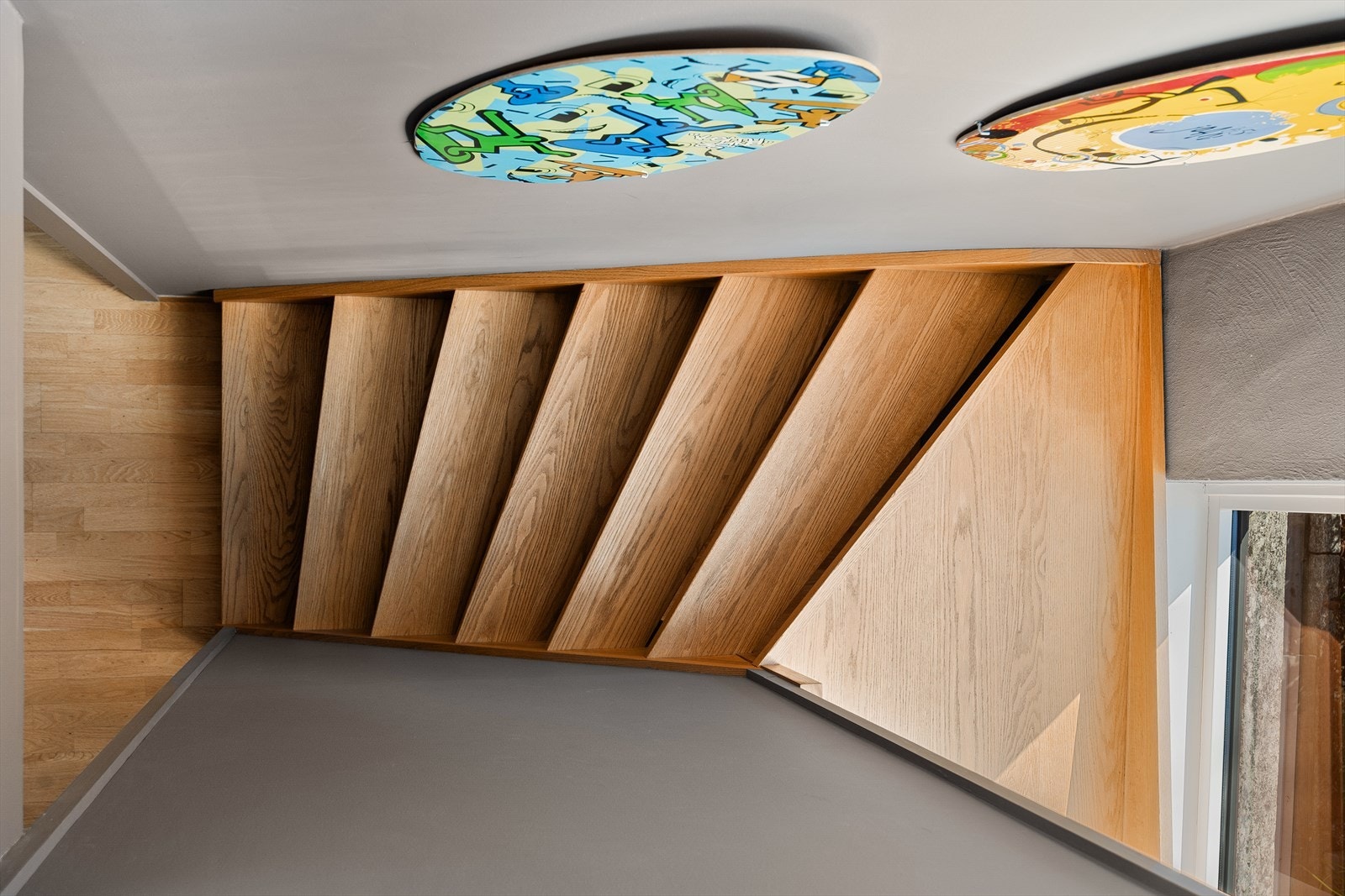 Fra stue/kjøkken leder trappen deg ned til boligens underetasje. Galleribilde
