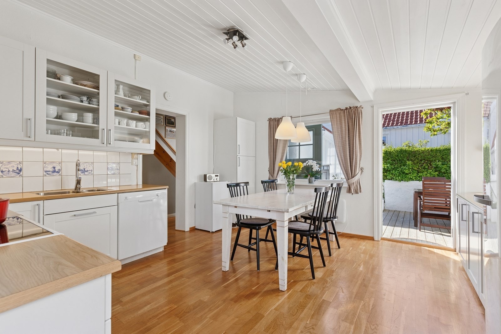 Fra kjøkkenet er det utgang til uteplass. Galleribilde