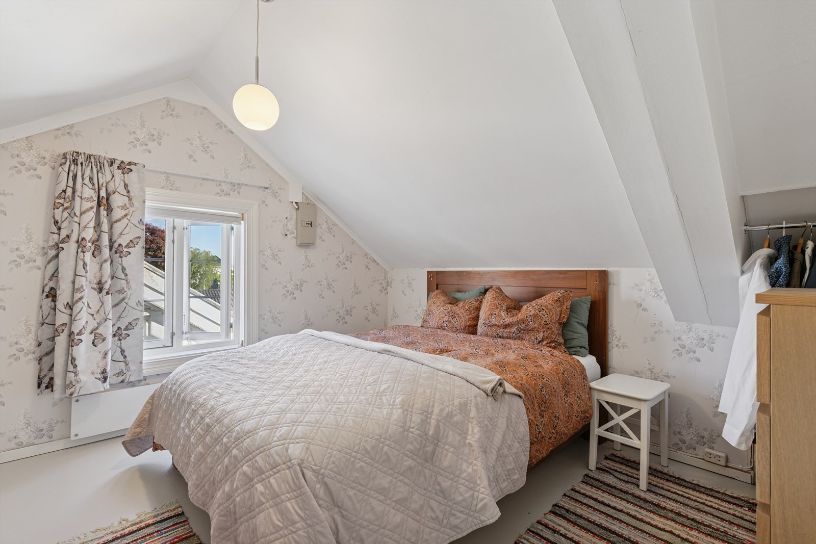 I andre etasje er det innredet to soverom. Galleribilde