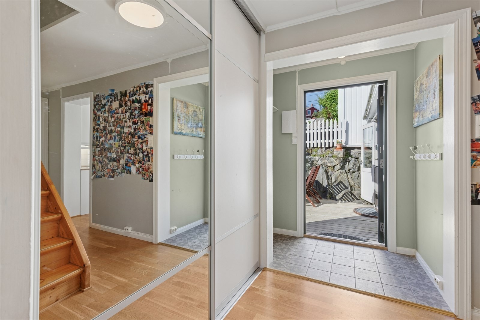 Velkommen inn! Entréen har praktiske fliser på gulvet, og godt med garderobeplass. Galleribilde