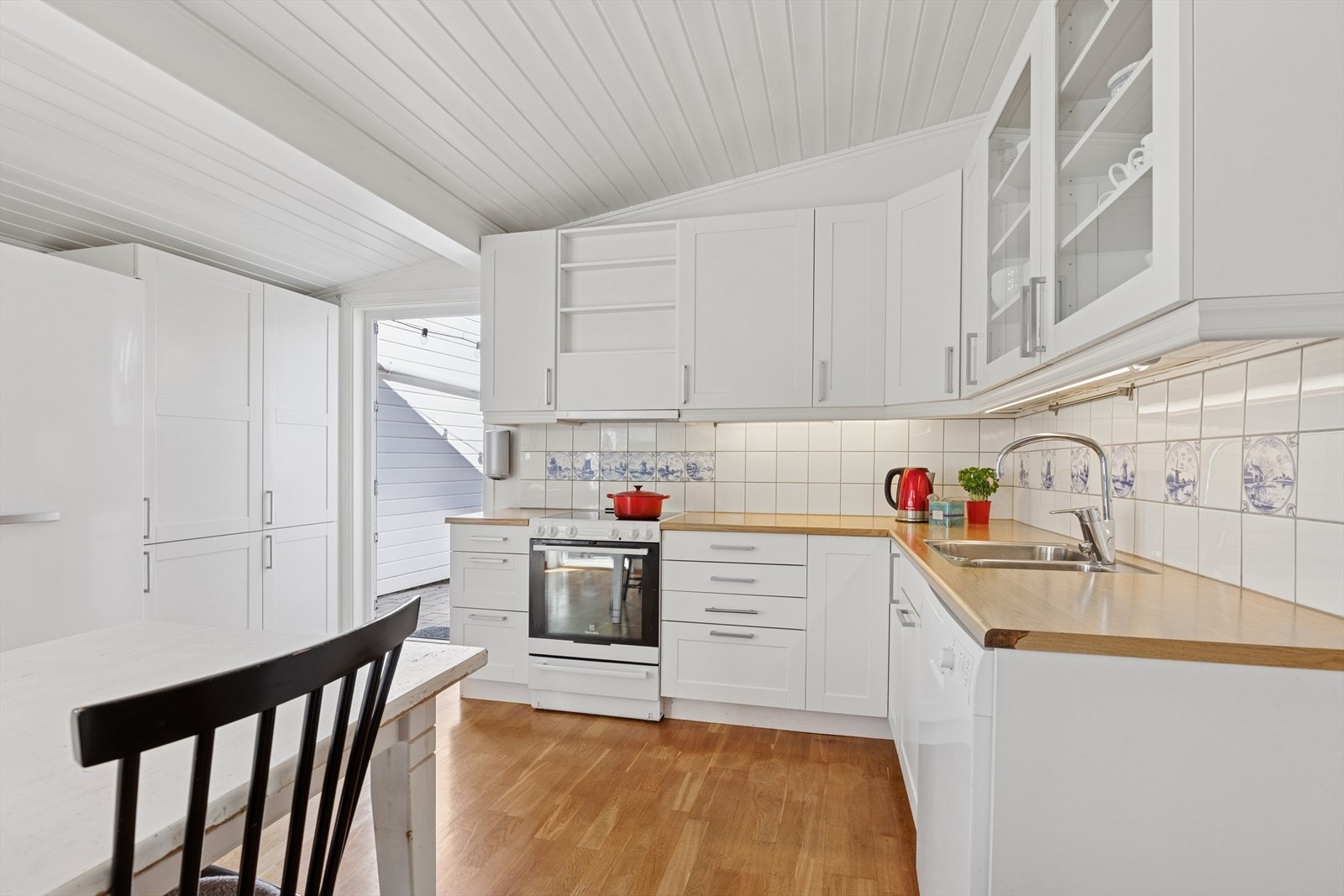 Kjøkkeninnredningen har speilfronter og viser normal bruksslitasje i henhold til alder. Galleribilde