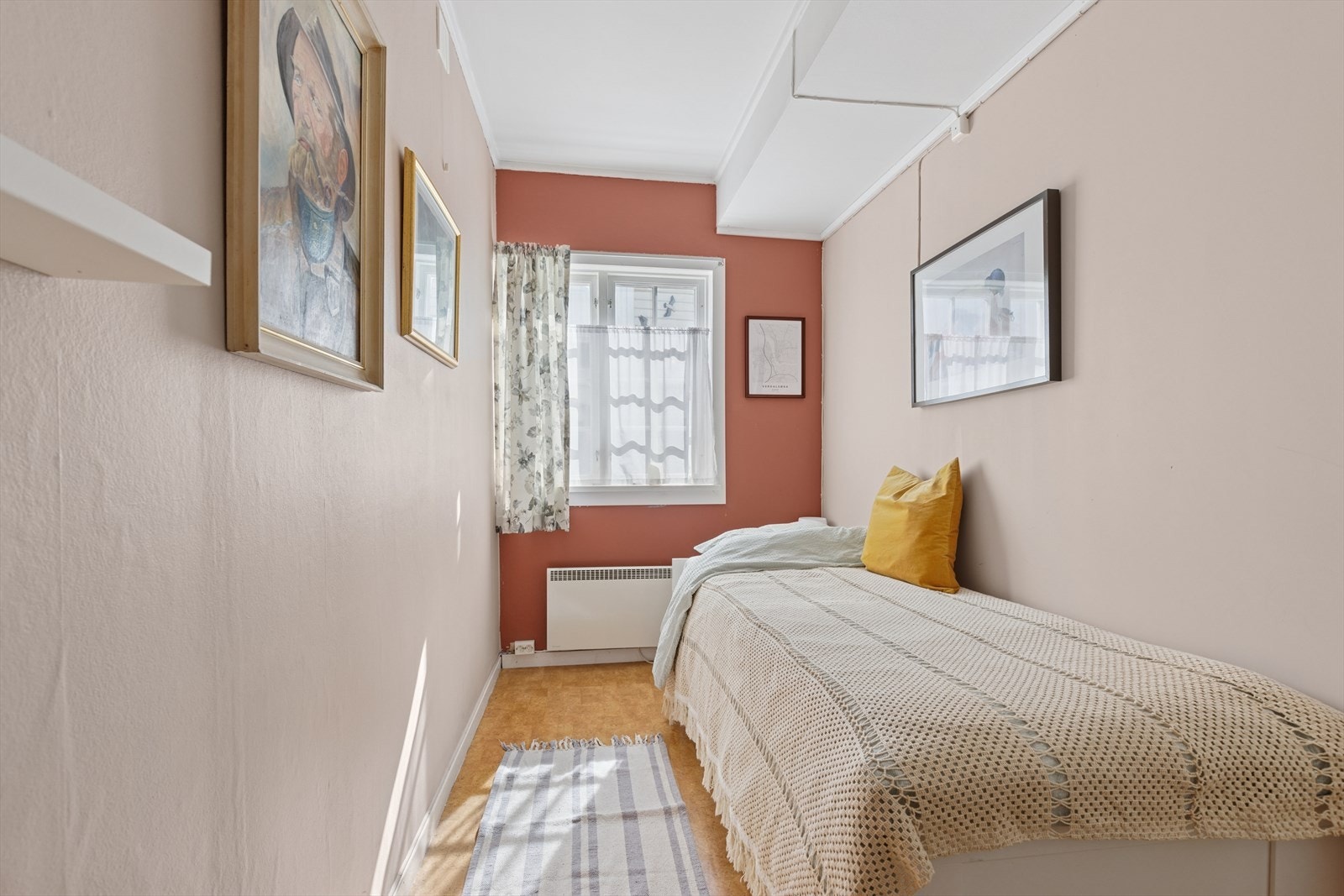 Soverom i sokkeletasjen. Galleribilde