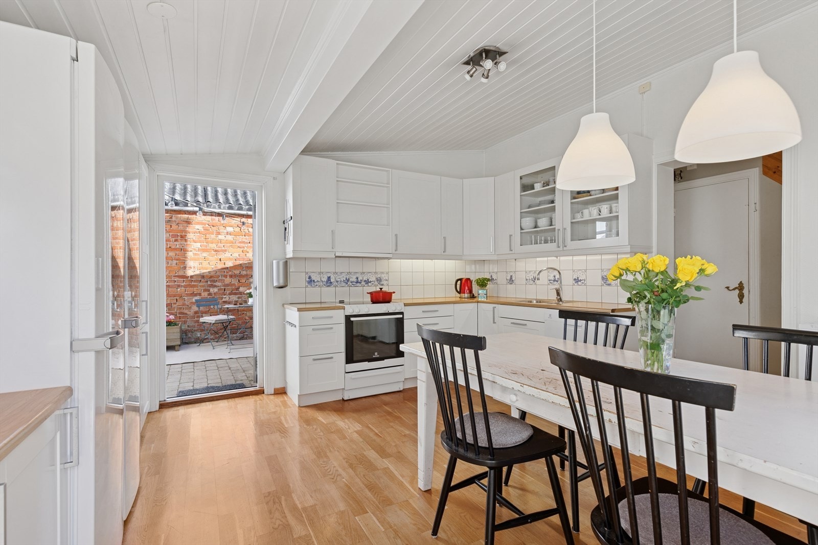 Kjøkkenet i første etasje har et elegant parkettgulv som gir en varm og innbydende atmosfære. Galleribilde