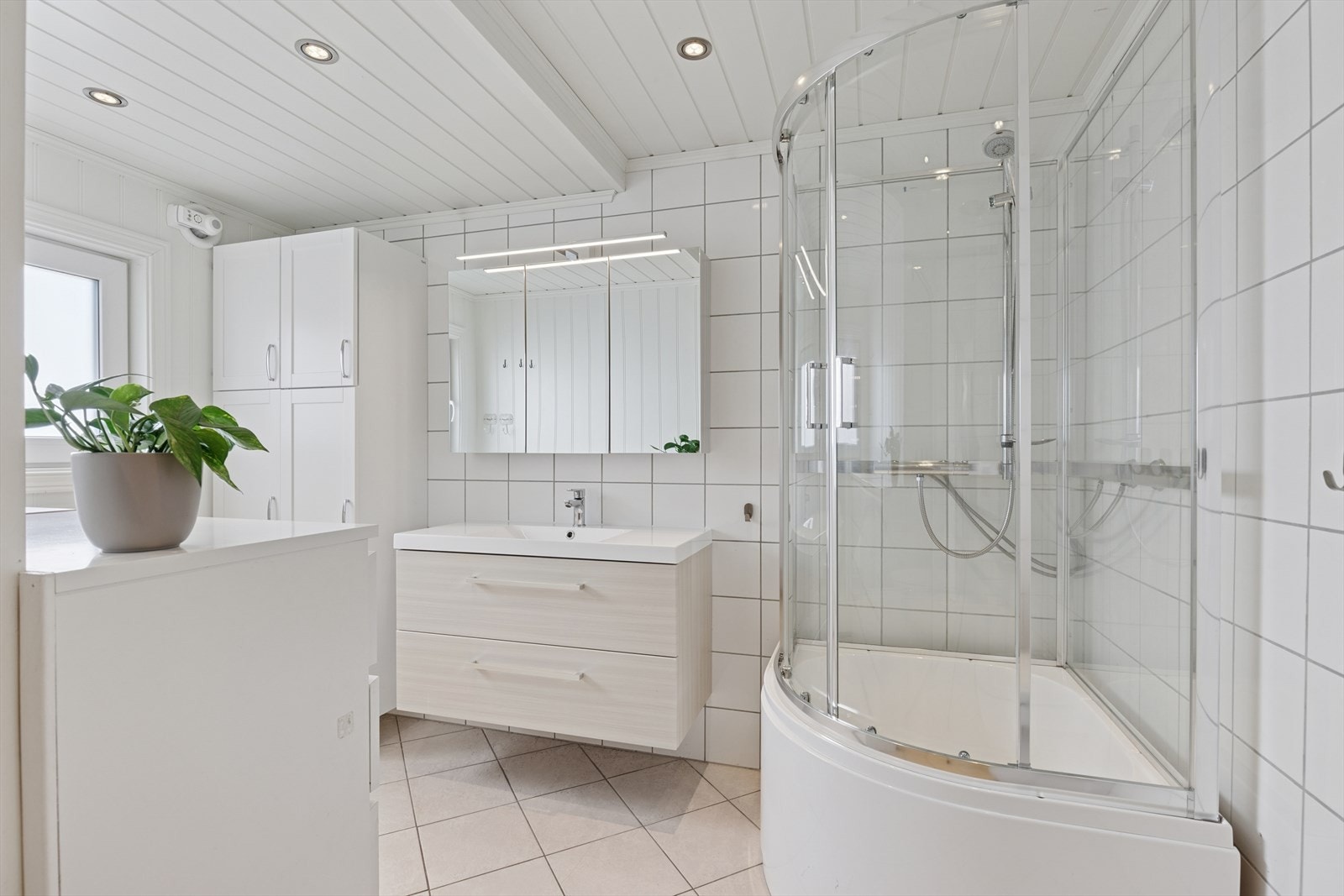 Baderomsinnredningen består av vask, vegghengt klosett uten dreneringsspalte under, og kabinett, og har en vanlig standard med normal bruksslitasje. Galleribilde