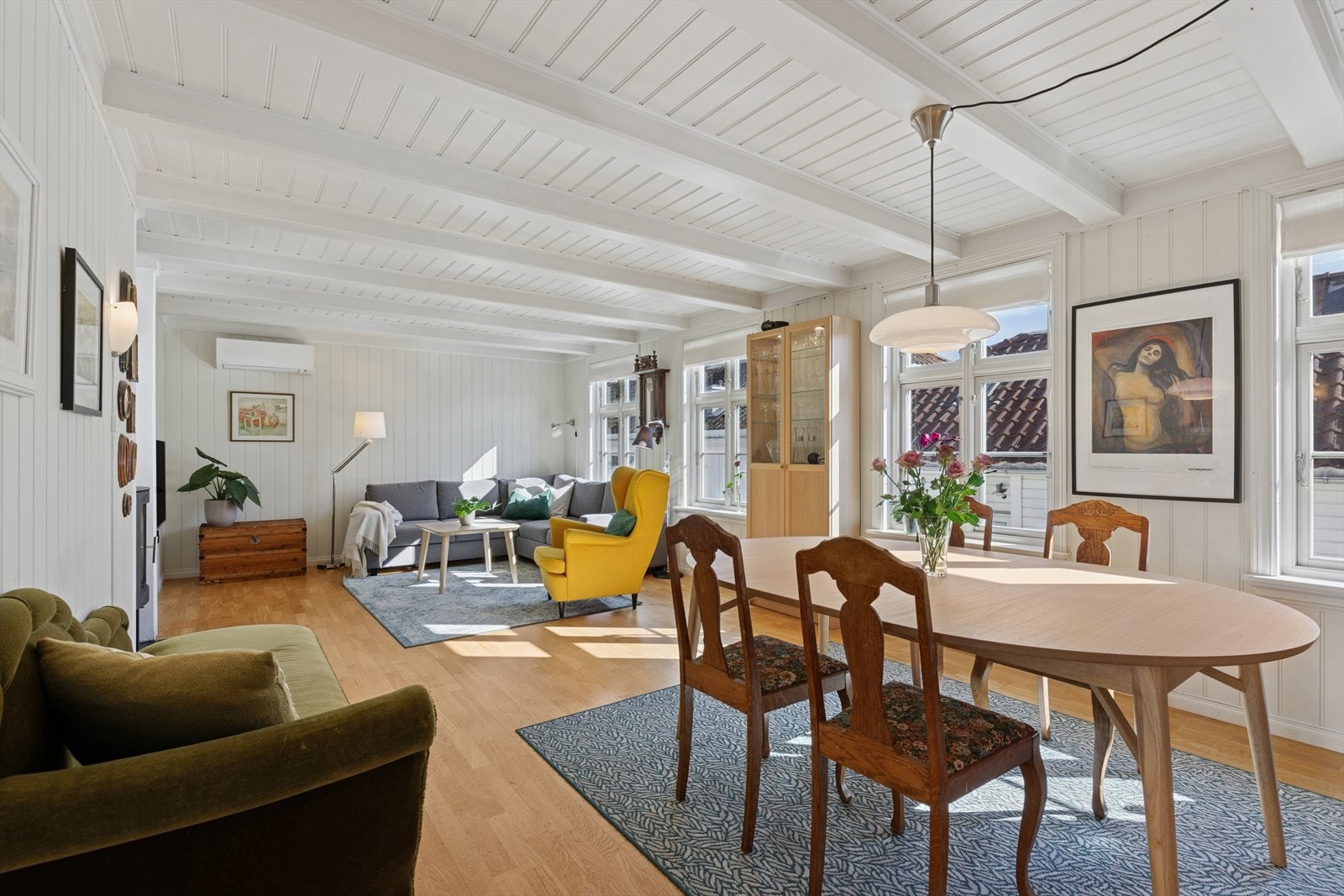 Boligen har en lys og sjarmerende stue med god plass til møblering i flere soner. Galleribilde