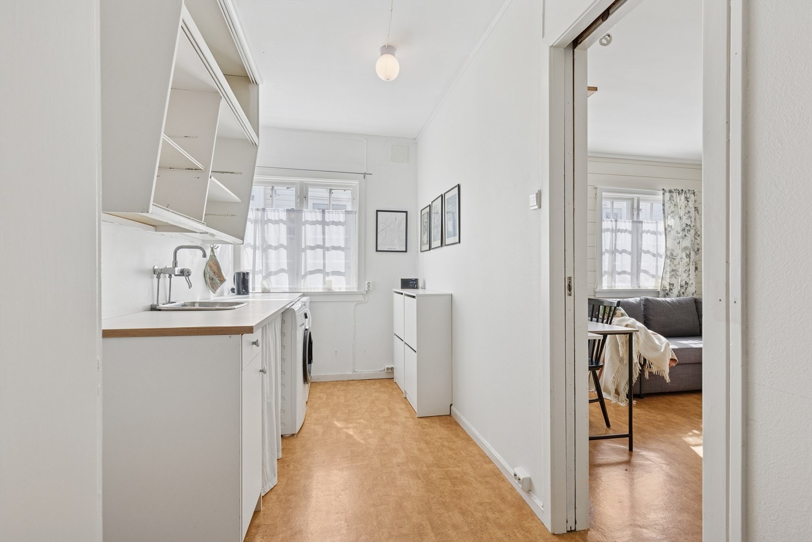 Kjøkkenet i sokkeletasjen har et praktisk gulvbelegg som er lett å vedlikeholde. Veggene er dekket med plater, og himlingen er med malt gips, noe som gir en ren og enkel finish. Galleribilde