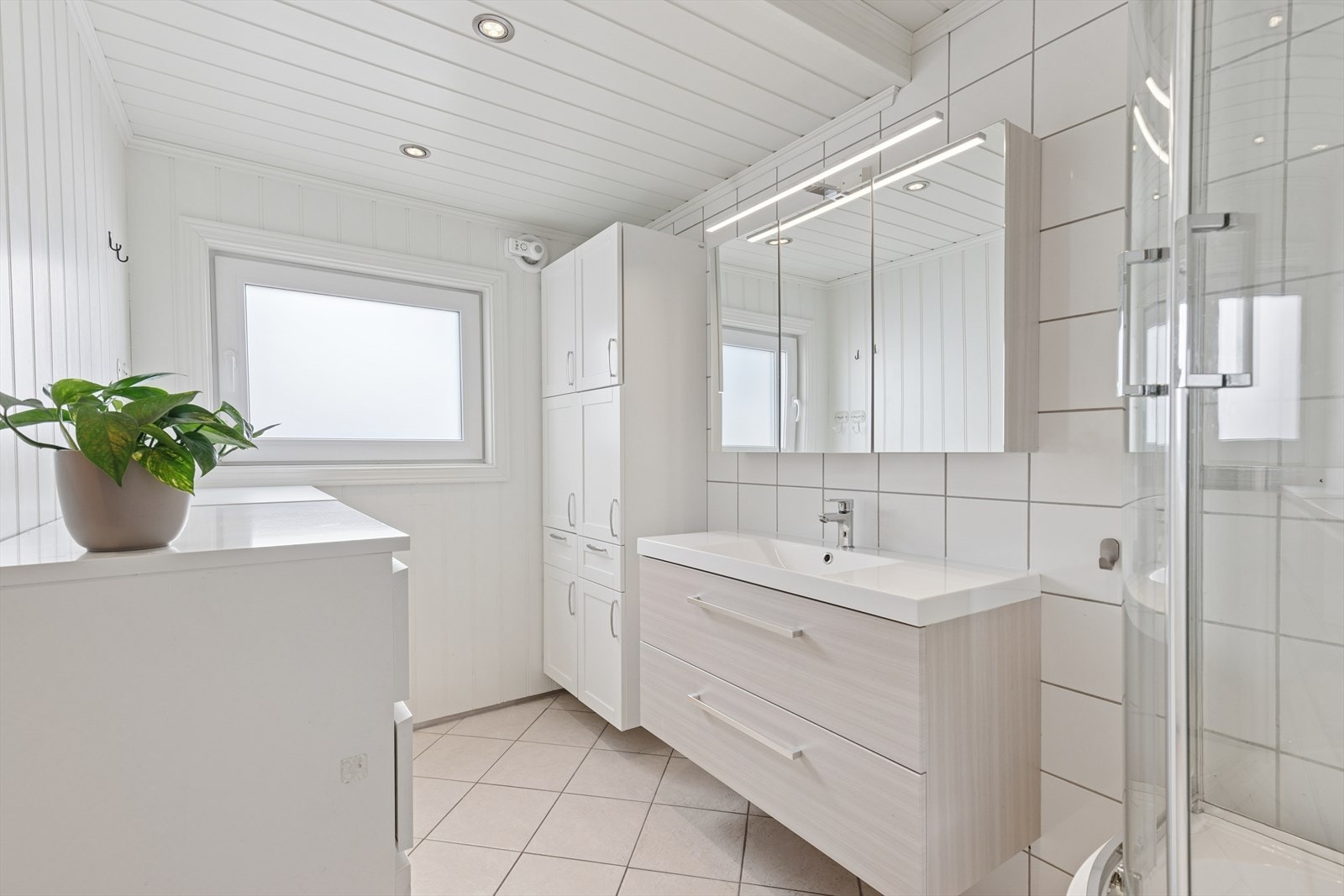 Badet i første etasje er helfliset og delikat. Galleribilde