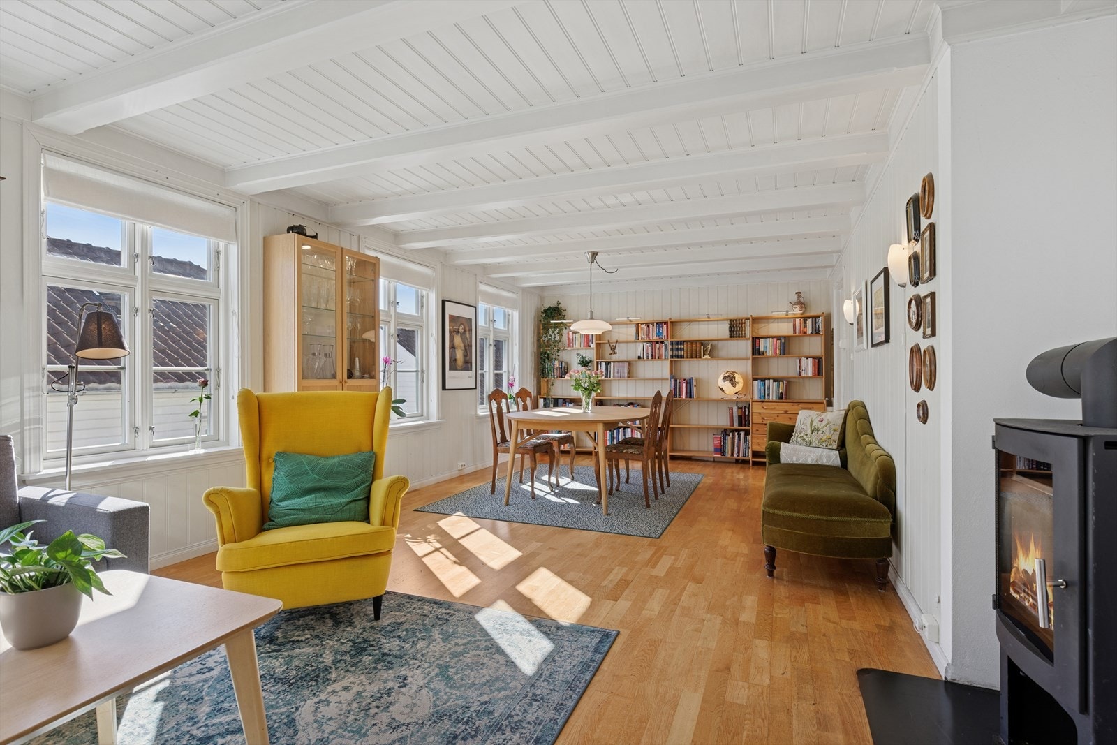 Det er god plass til både sofagruppe og spisegruppe. Galleribilde