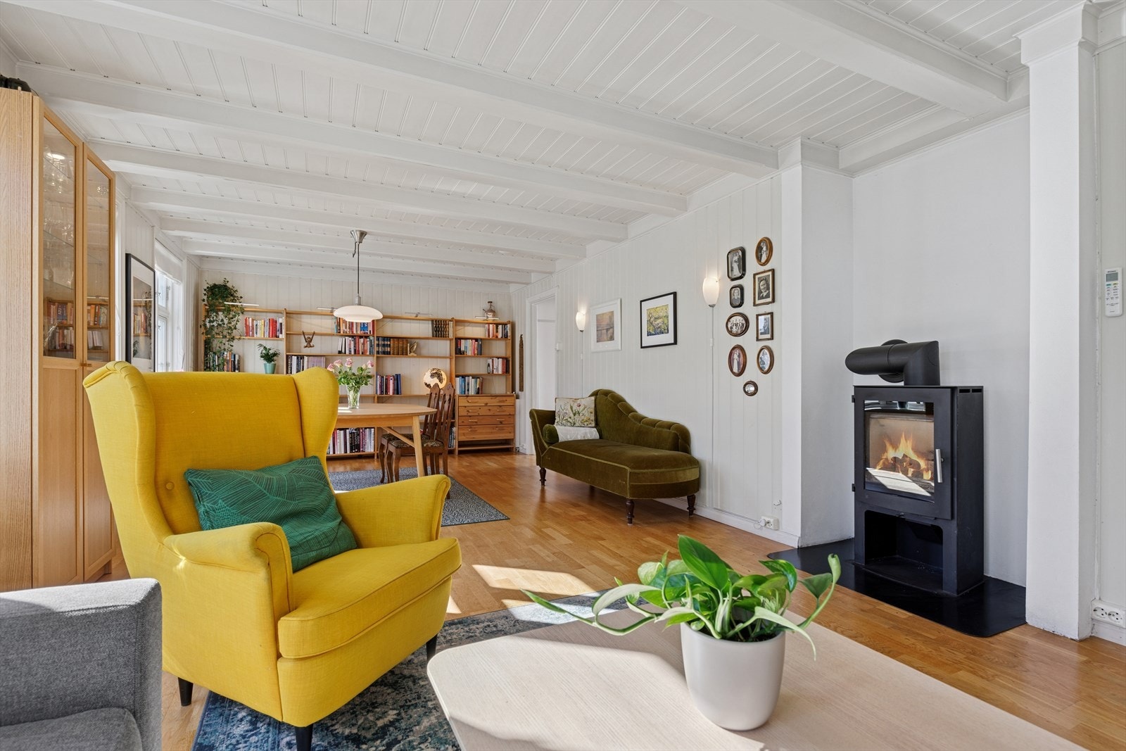 Det er montert et fint ildsted som sørger for lun varme og knitrende god stemning på kalde dager. Galleribilde