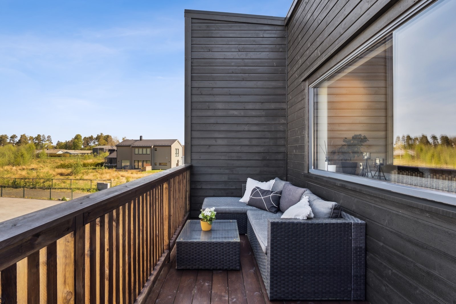 Fin lun, solfylt veranda. Galleribilde