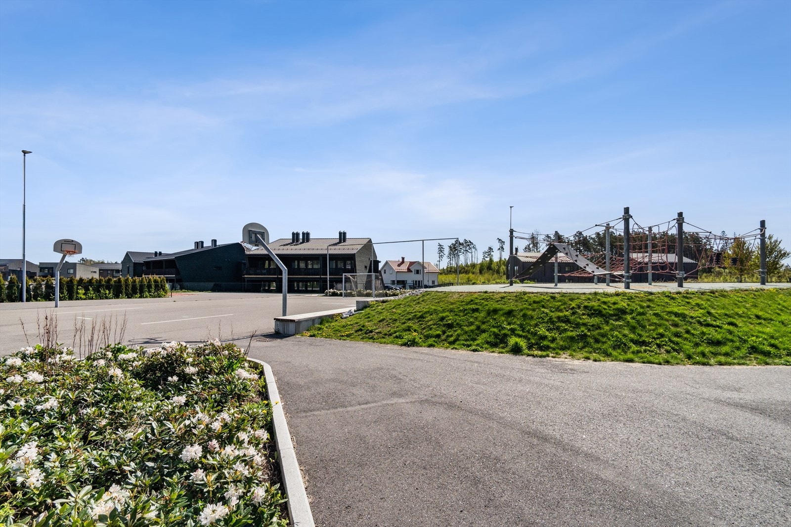 Nærområdet med apparater til lek og morro. Galleribilde