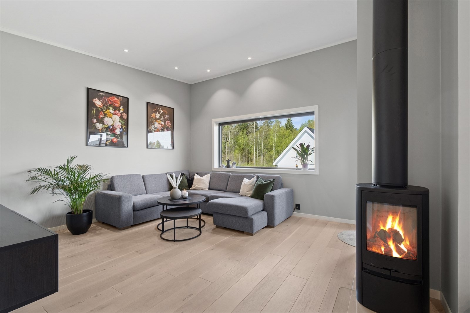 Romslig stue med vedfyring. Galleribilde