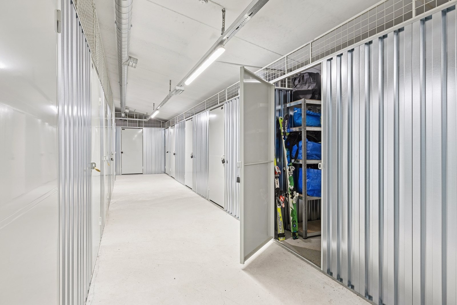 I garasjeanlegget er det felles bodanlegg og leiligheten har egen bodplass Galleribilde