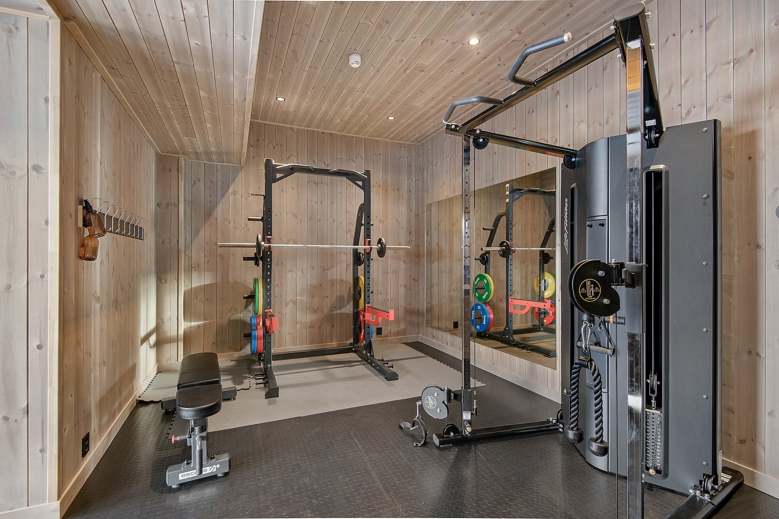 I underetasjen finner du treningsrommet med et godt utvalg treningsapparater. Galleribilde