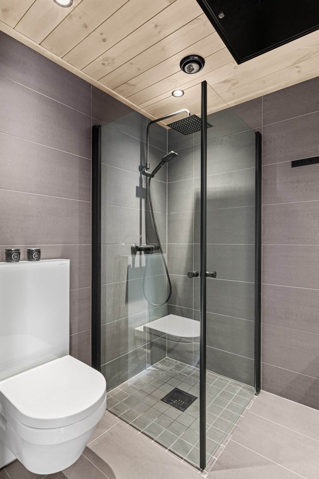 Badet har en romslig dusjsone med god bevegelsesfrihet Galleribilde