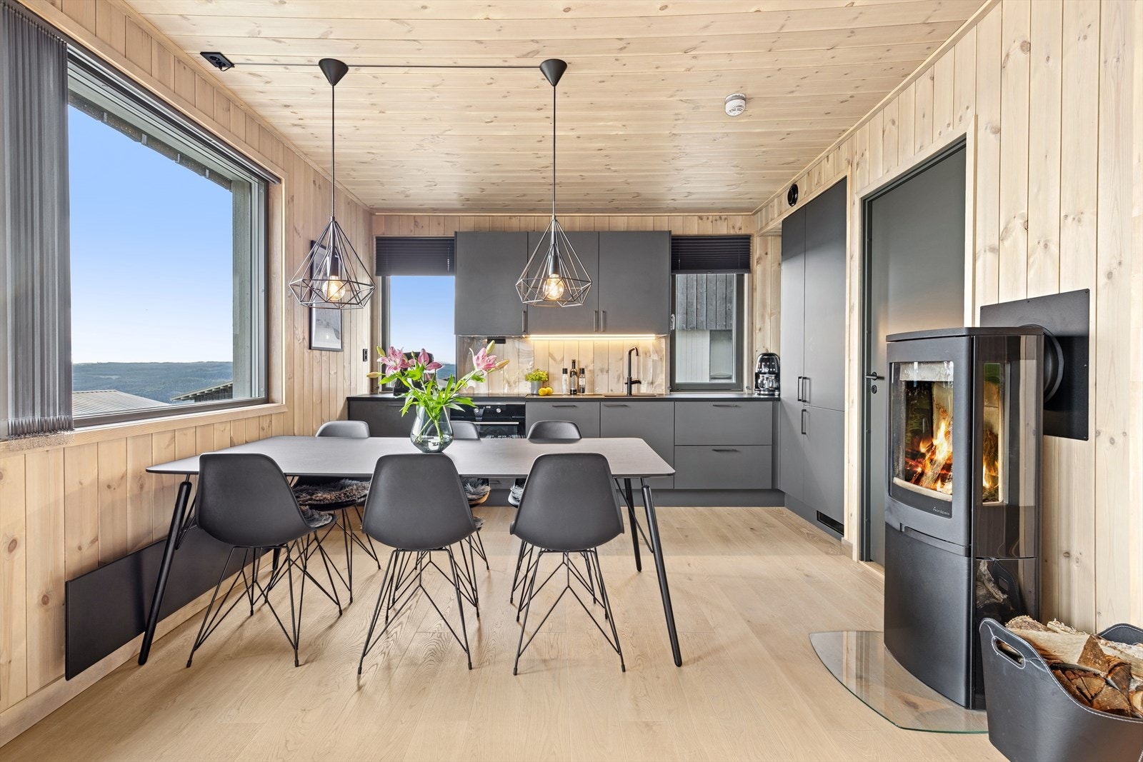 Vedovnen er strategisk plassert i rommet og legger til rette for kos og hygge på kalde vinterkvelder Galleribilde