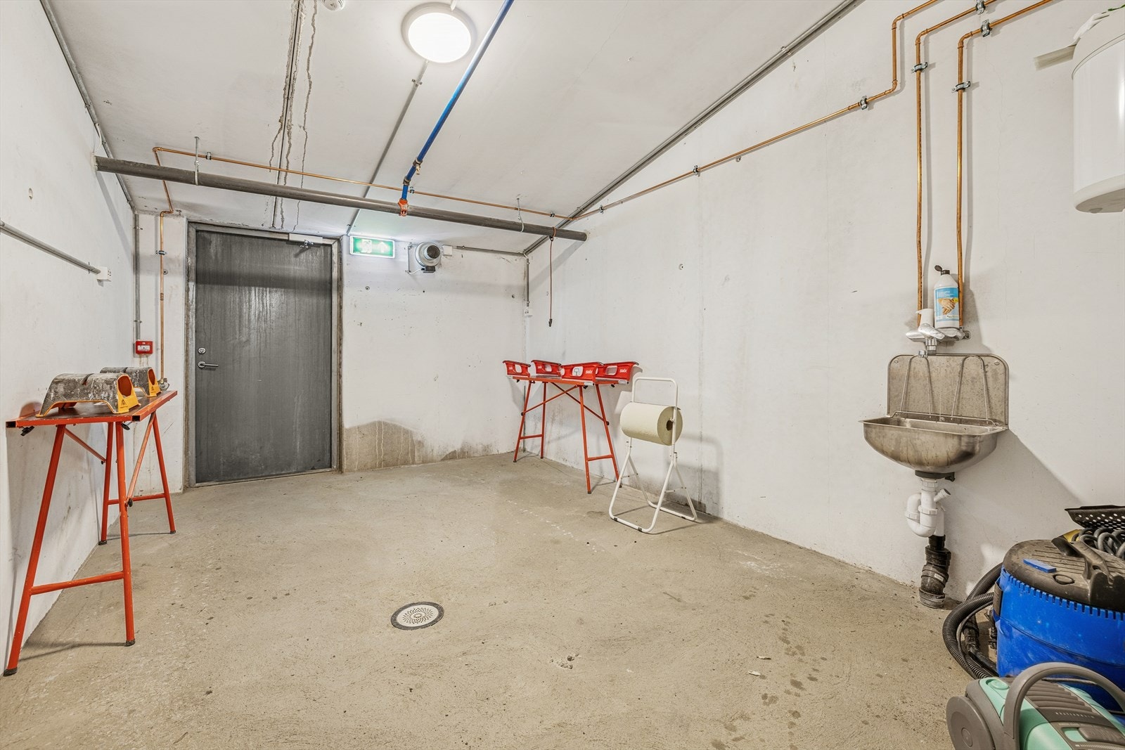 Praktisk smørebod i garasjeanlegget Galleribilde