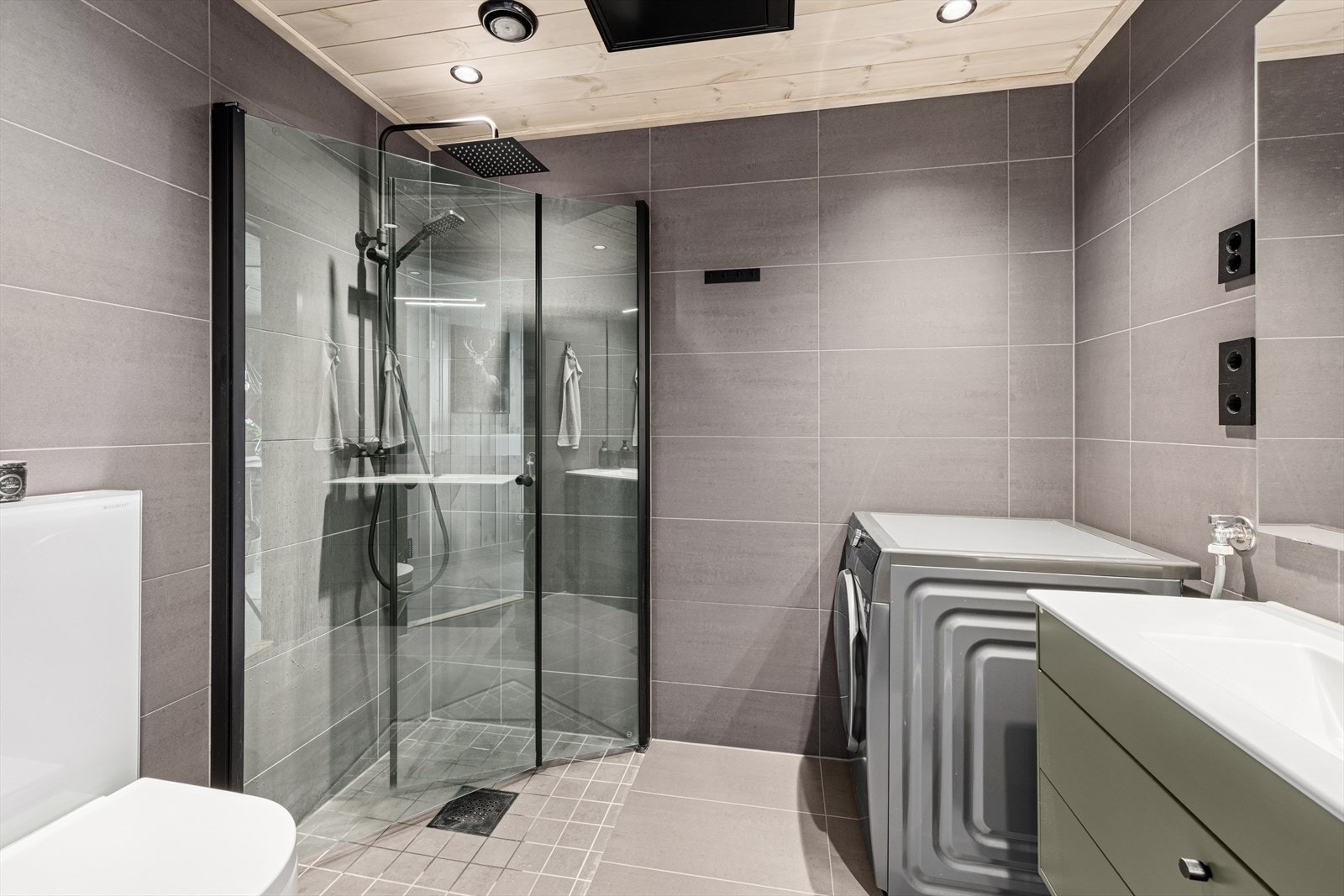 Stilrent og funksjonelt bad med smarte løsninger og moderne belysning Galleribilde