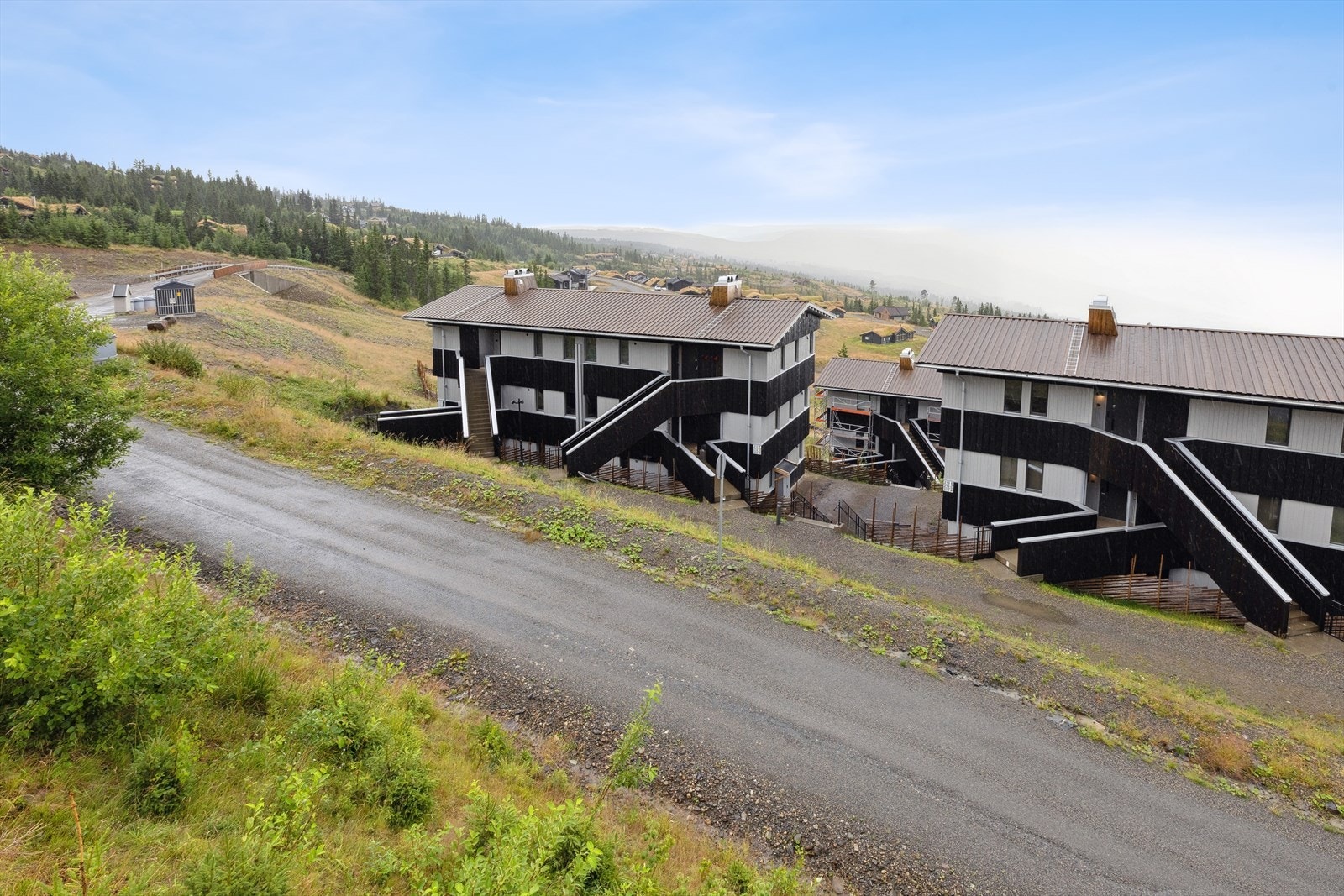 Eiendommen er pent opparbeidet med bl.a. grøntarealer, skigard og grusede internveger Galleribilde