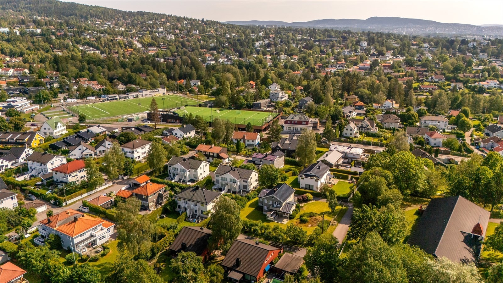 Det er nærhet til både skoler og barnehager, samt forretninger og off. transport. Galleribilde