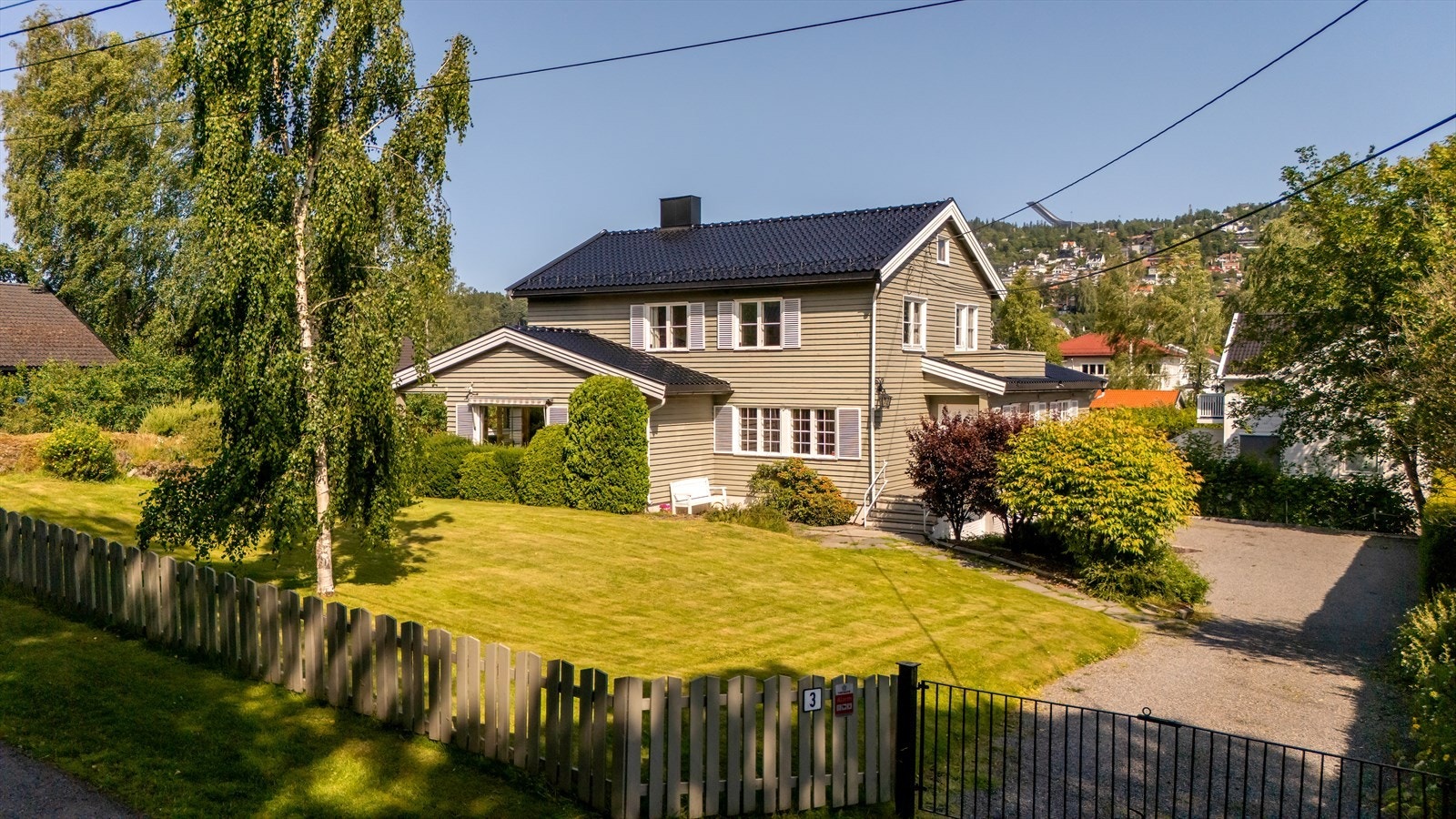 Velkommen til Vestre Holmen vei 3 - en innholdsrik enebolig over to hovedetasjer, samt kjeller og loft (lagring). Galleribilde