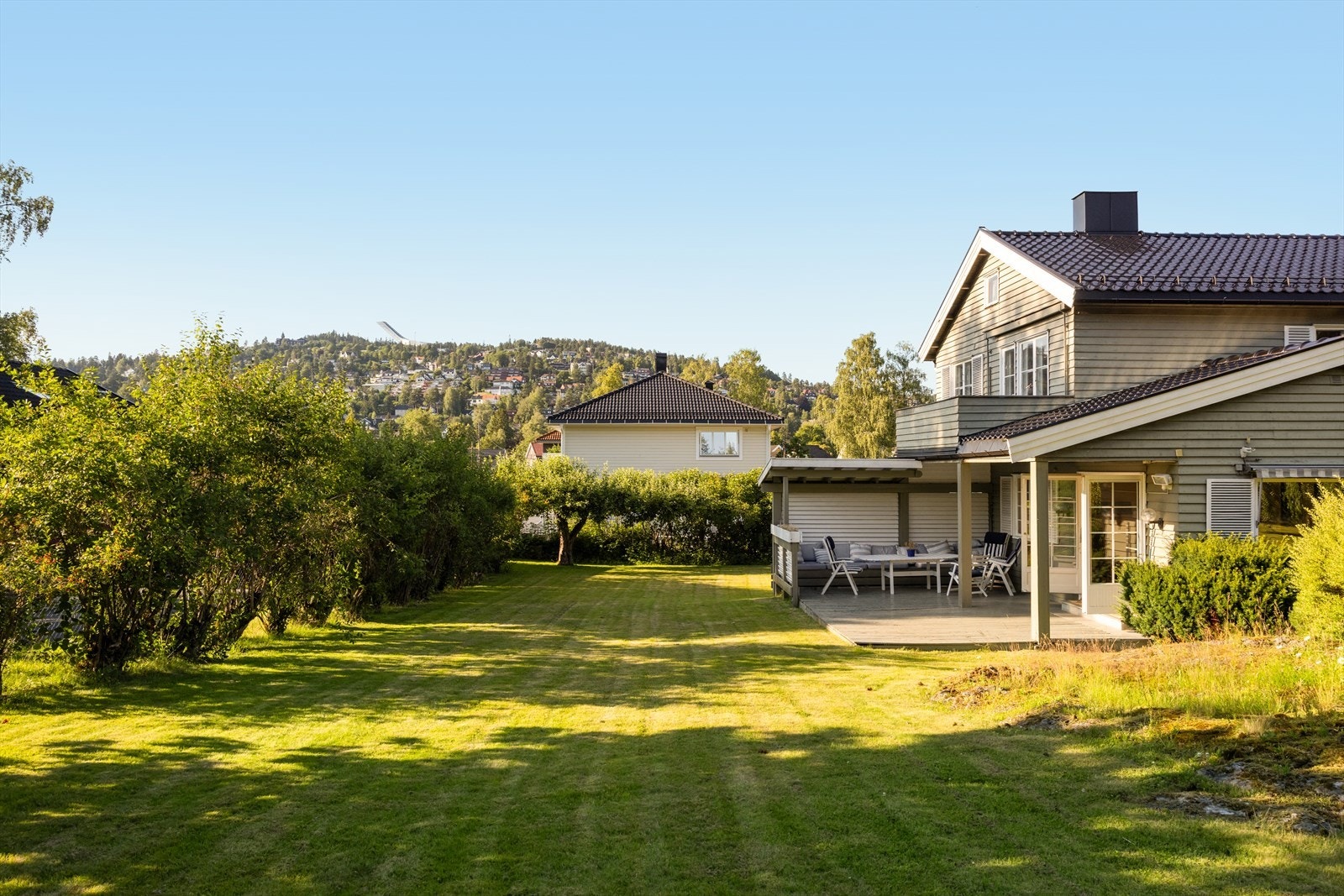 Boligen ligger på en romslig (ca. 1,4 mål), flat og pent opparbeidet tomt som er både bruks- og barnevennlig. Galleribilde