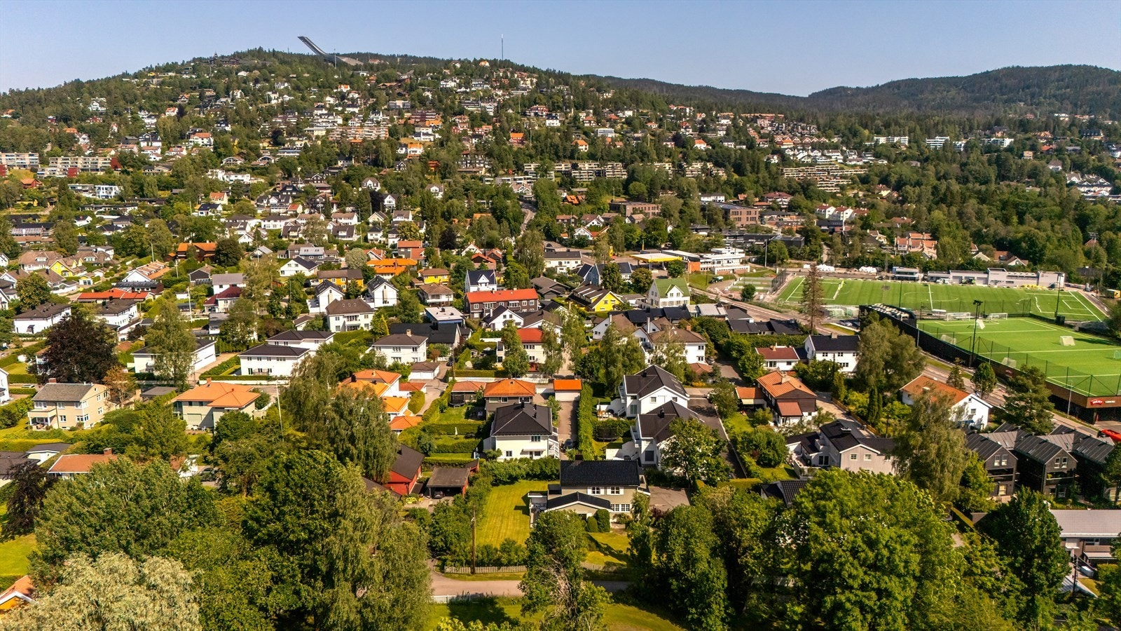 Attraktiv beliggenhet i barnevennlig og rolig boligstrøk ved Gressbanen og Holmendammen. Galleribilde