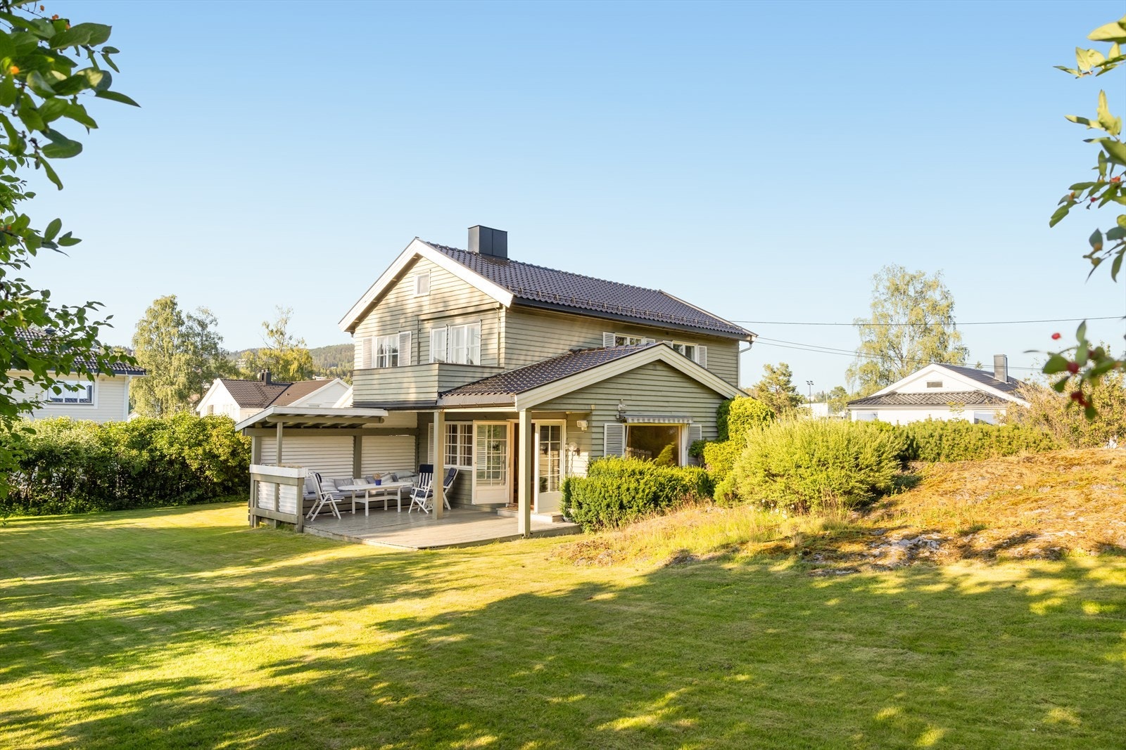 Den frodige hagen omkranser huset og gir et hyggelig uterom for lek, aktivitet og avslapning. Galleribilde