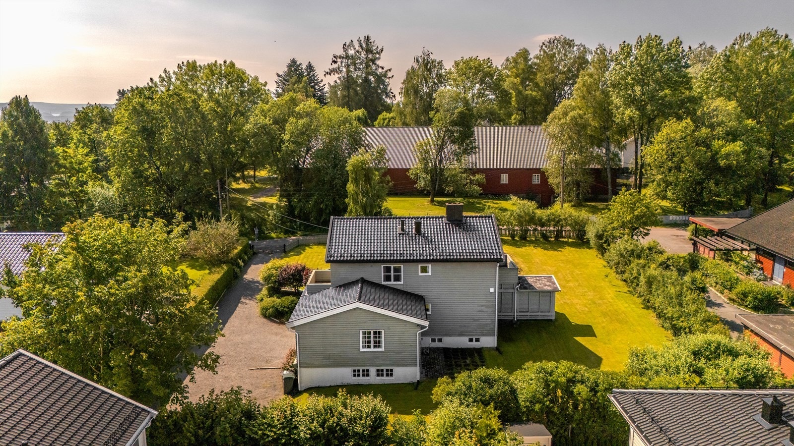 Rett ved eiendommen ligger historiske Vestre Holmen gård, et vakkert og velholdt gårdstun med røtter tilbake til 1500-tallet. Galleribilde