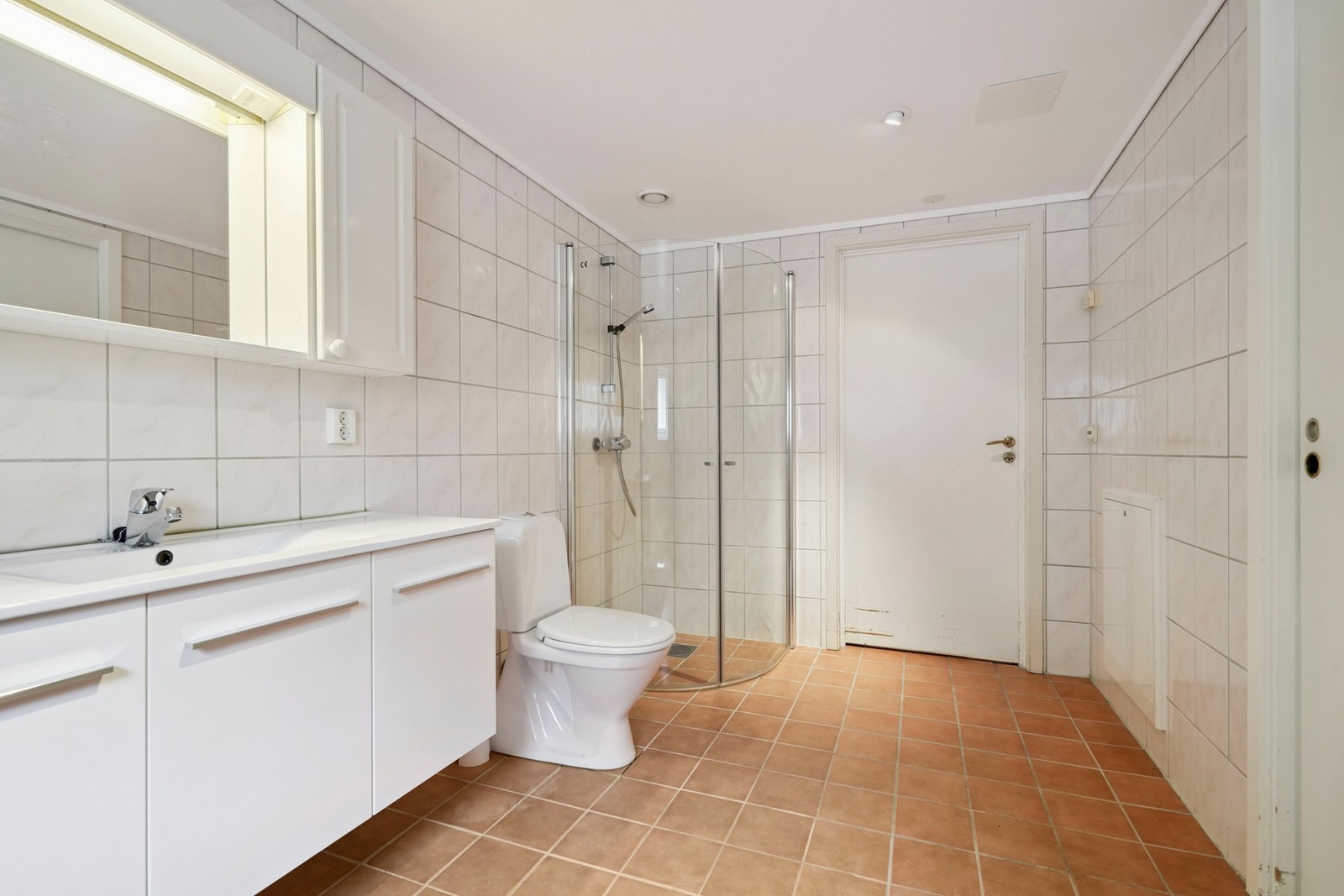 Badet har opplegg for vaskemaskin og direkte adkomst til hovedsoverommet. Galleribilde