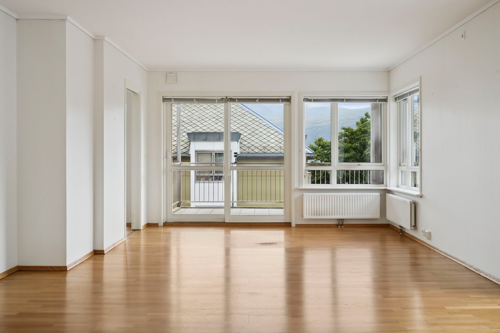 Stue. Leiligheten varmes opp med vannbåren varme gjennom radiatorer. Varme- og varmtvannskostnader er inkludert i felleskostnadene. Galleribilde