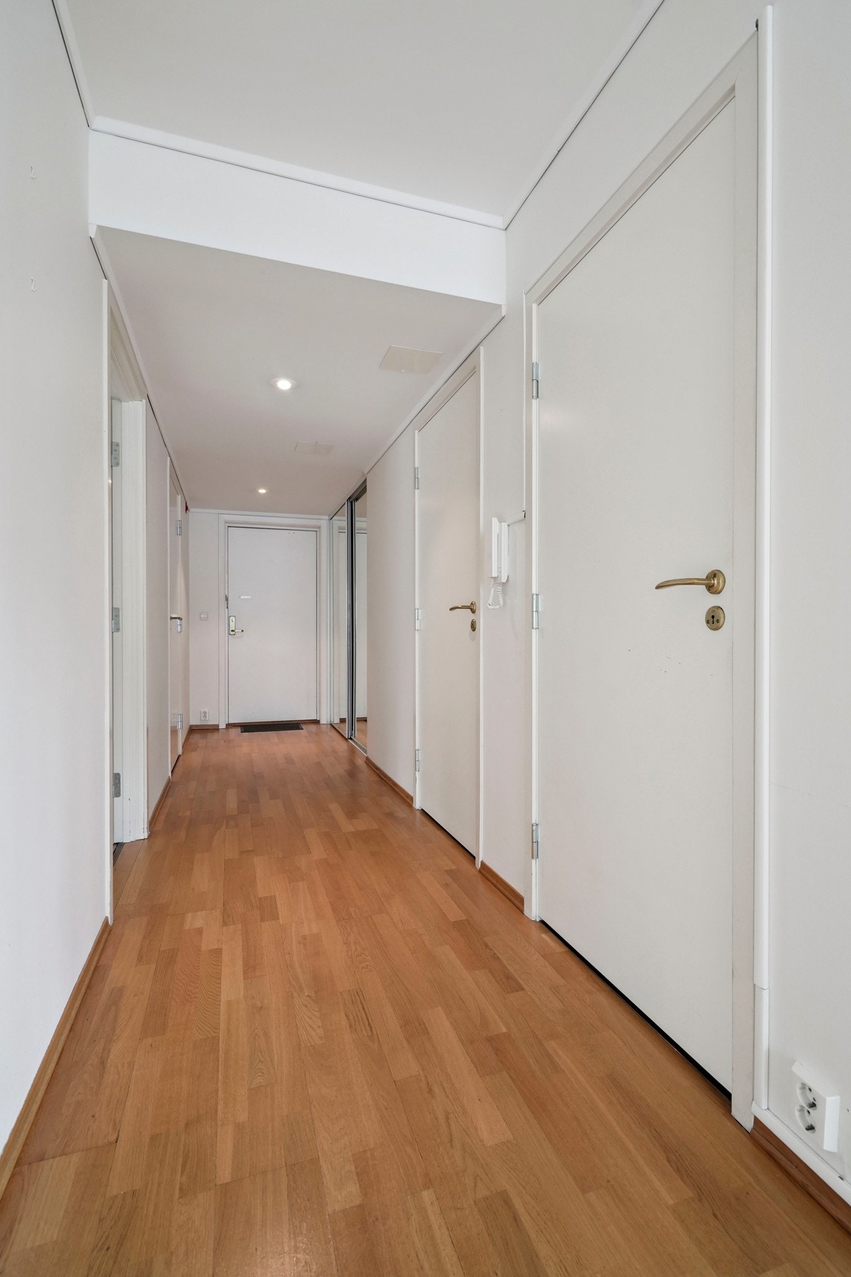 Gang: Nærmest på høyre side finner du en bod, og ytterst før garderobeskapet ligger et bøttekott. Galleribilde