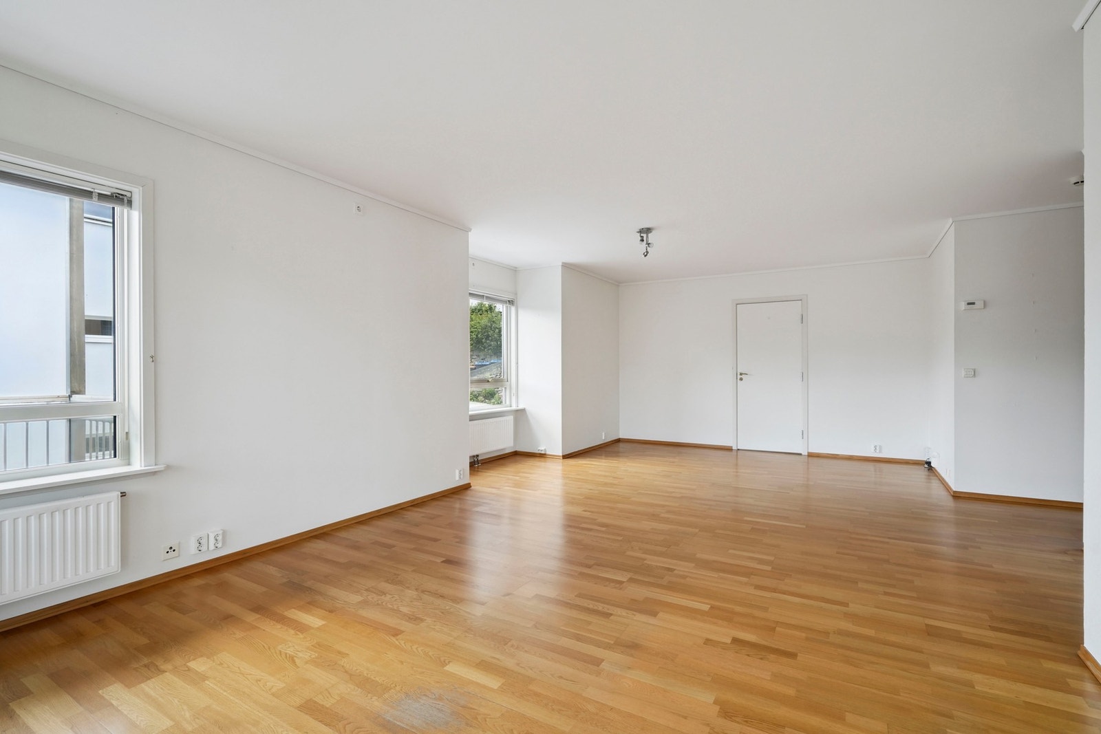 I den andre enden av stuen er det inngang til ett av de to soverommene. Galleribilde