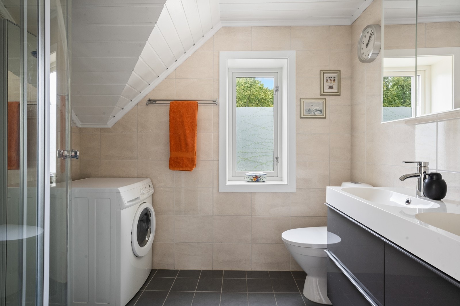 Flislagt bad i andre etasje med bla. dusjkabinett og opplegg for vaskemaskin Galleribilde