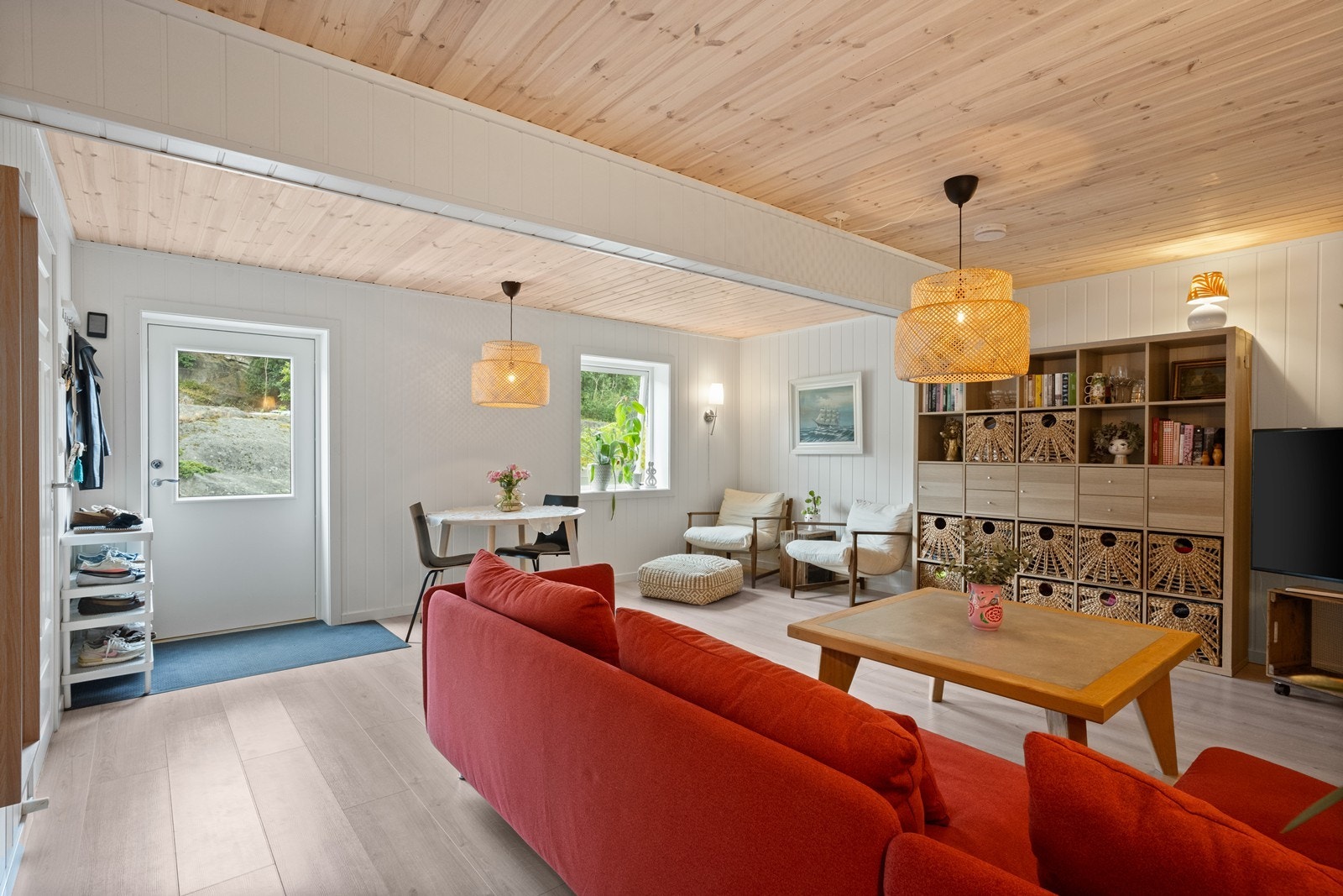 Flott og delikat stue i første etasje, som har dør ut til gårdsplassen Galleribilde