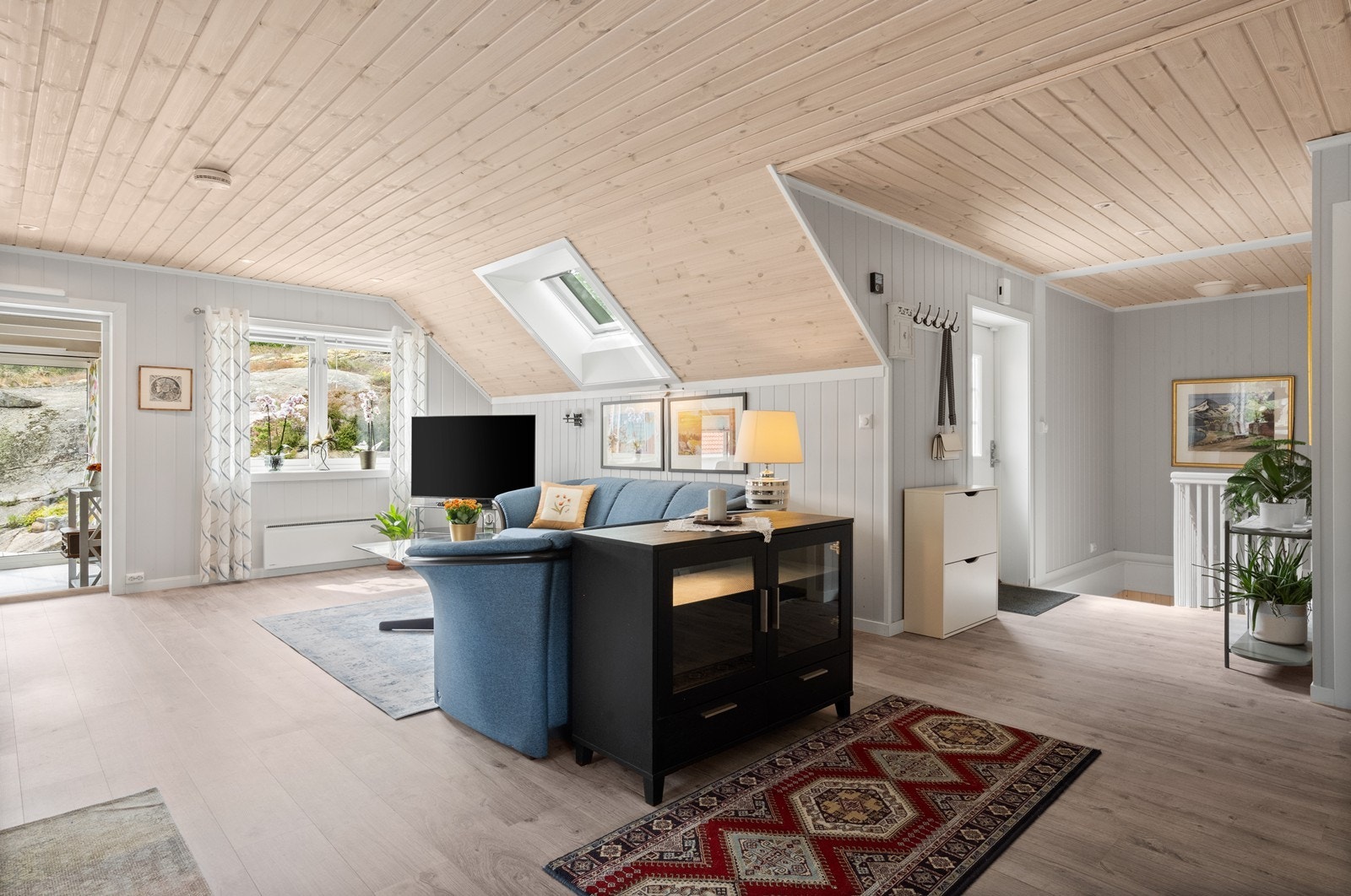 Sjarm med takvinduer og duse, lyse fargetoner Galleribilde