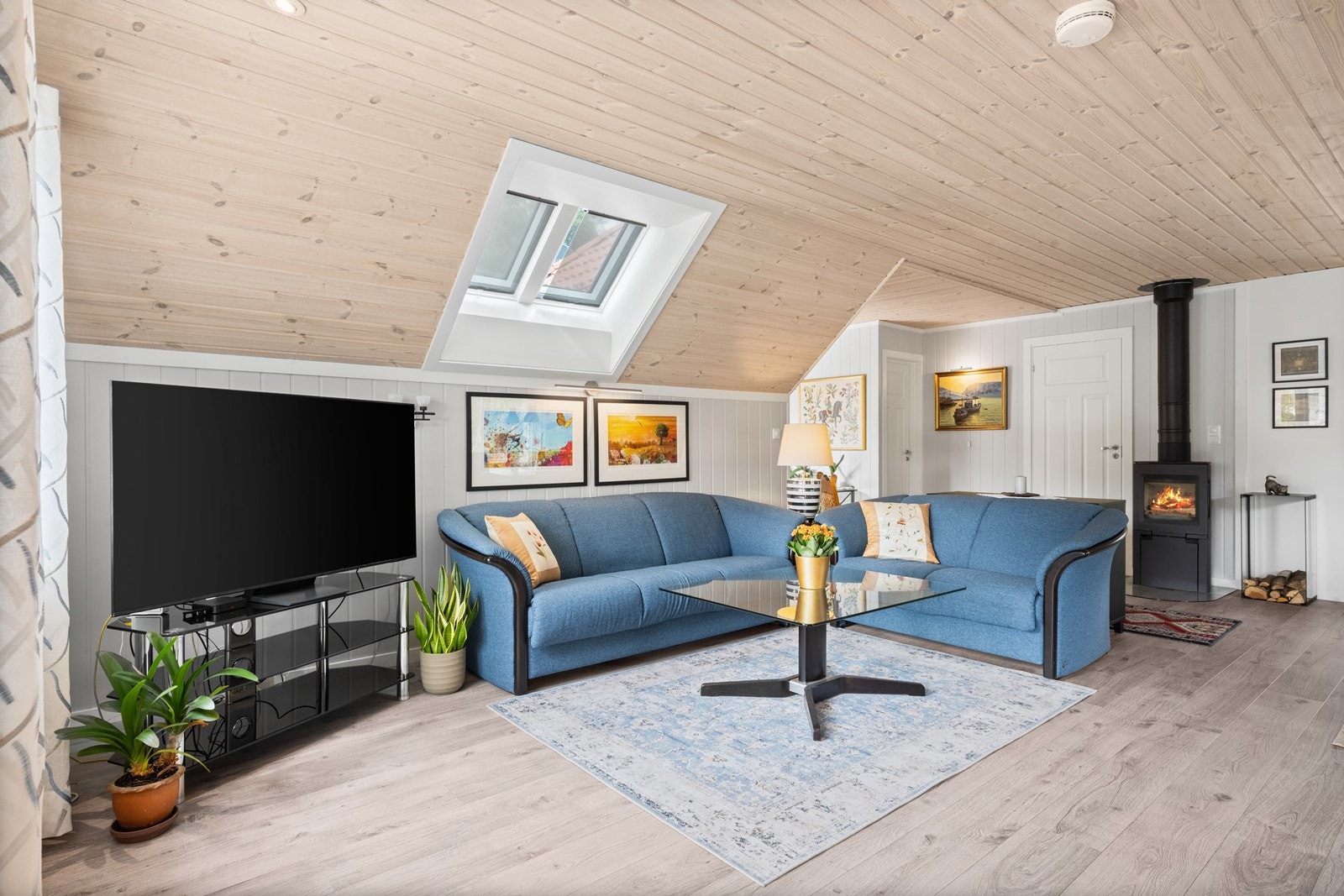 Stor andre etasje med hall, kjøkken, bad, stue og ett soverom Galleribilde