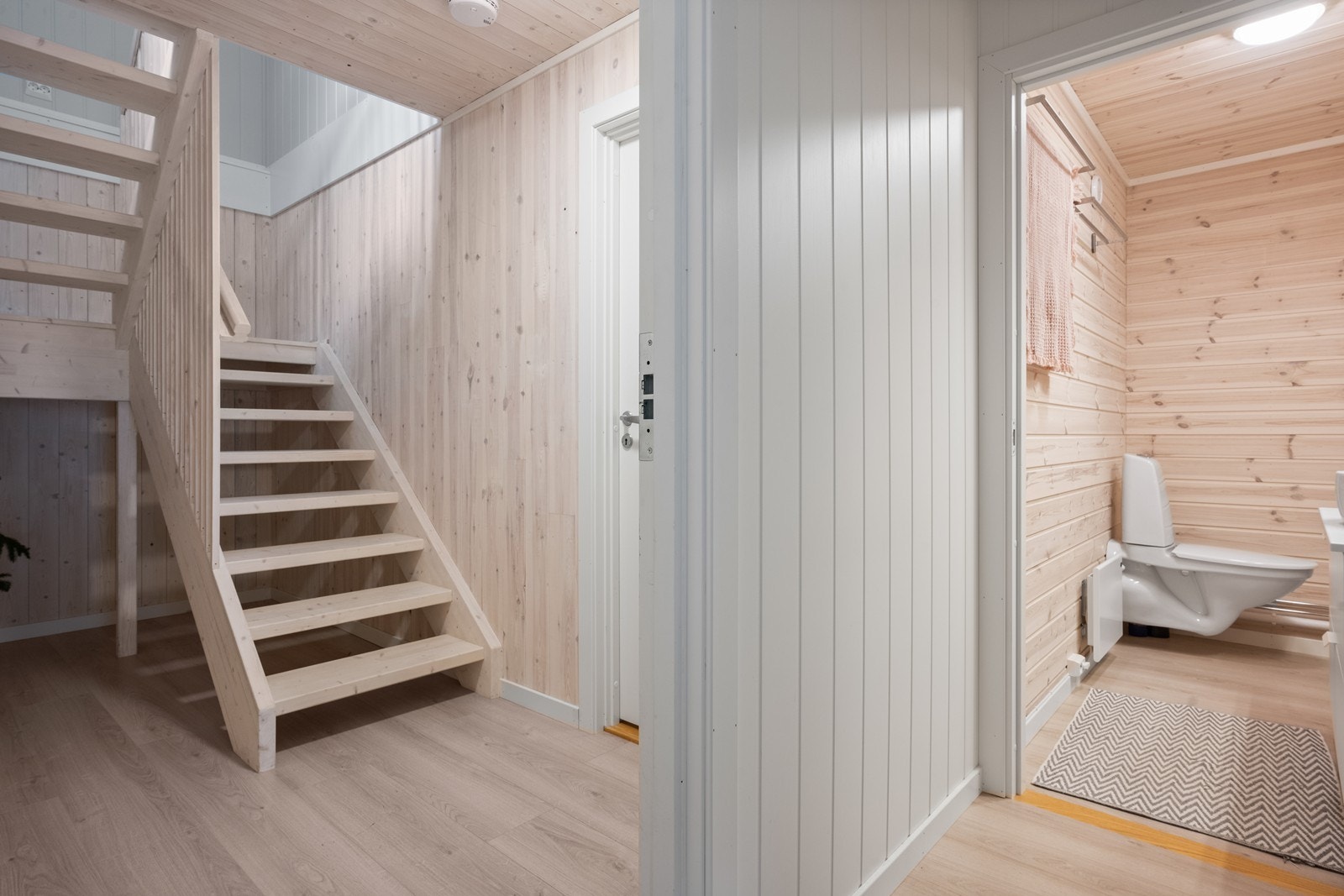 Første etasje har hall, toalettrom, stue, to soverom og teknisk rom Galleribilde