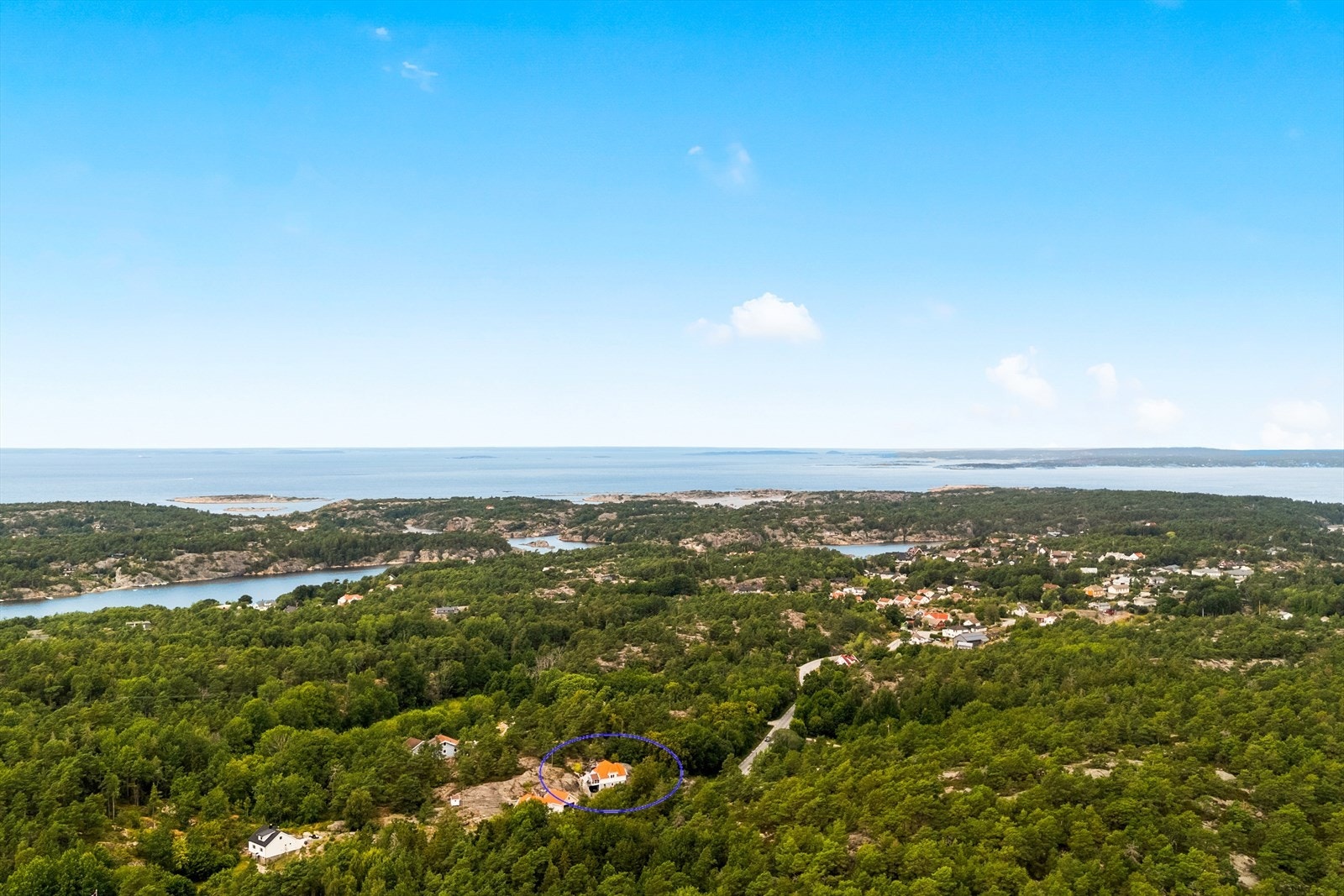 Eiendommen ligger på Vesterøy mellom Hauge og Utgårdskilen. Her har du alt Hvaler har å by på rett i nærheten; skjærgård, badeplasser, turstier mm. Hauge barnehage (1 km unna) og 9 km til Hvaler barne- og ungdomsskole, på Asmaløy Galleribilde
