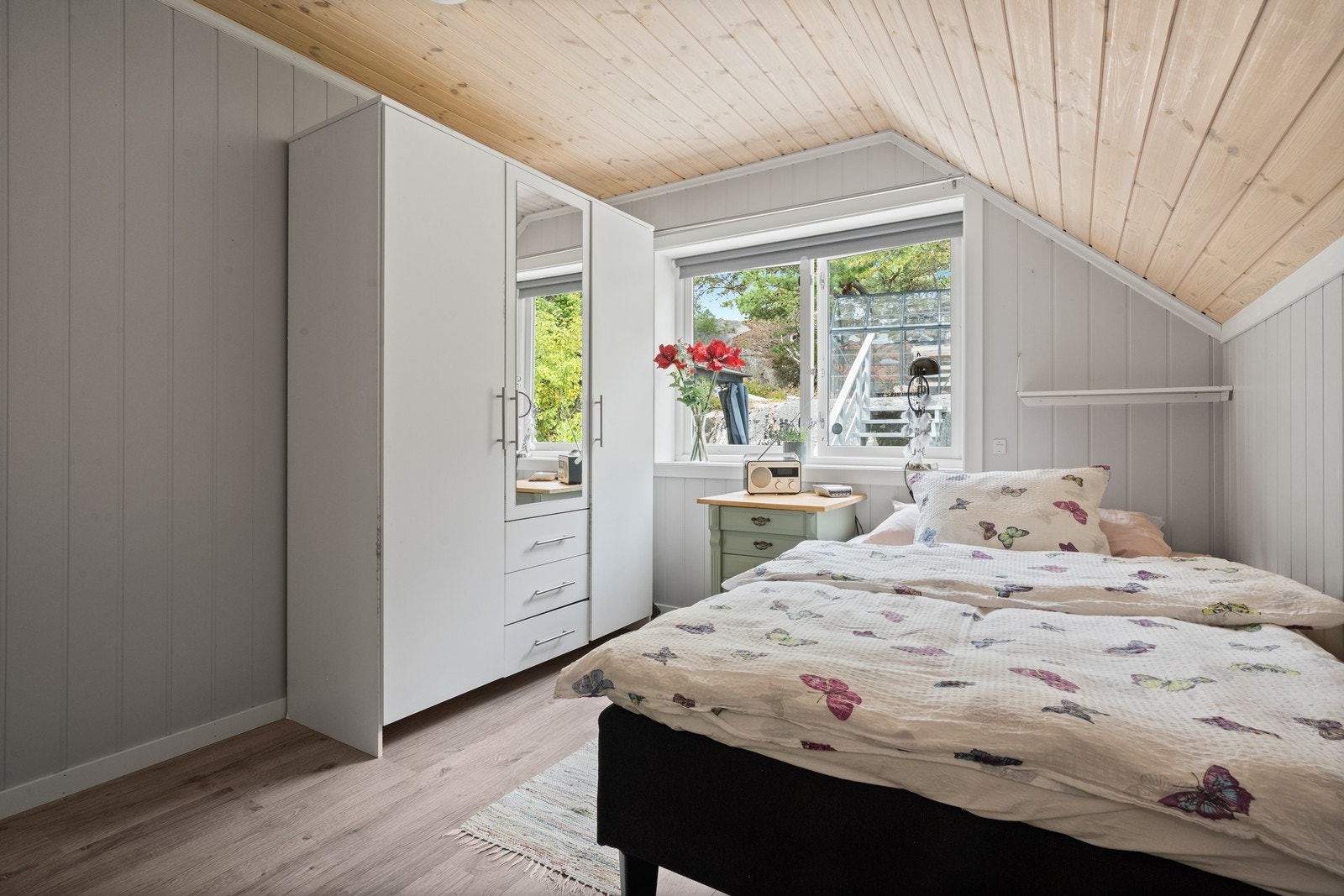 Det er ett soverom i 2. etasje og to soverom i 1. etasje Galleribilde