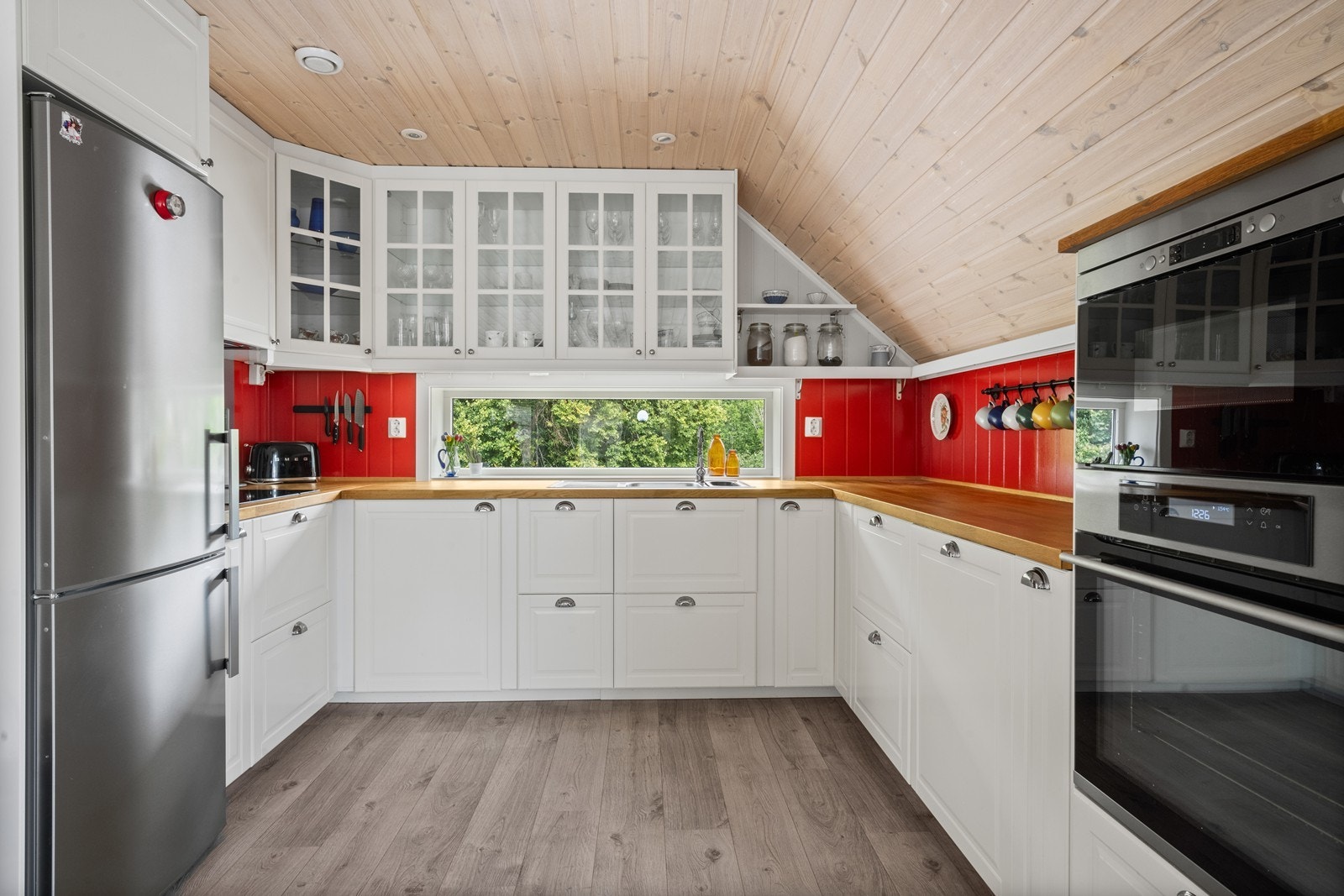 Her er det benkeplater i heltre og downlights i taket Galleribilde