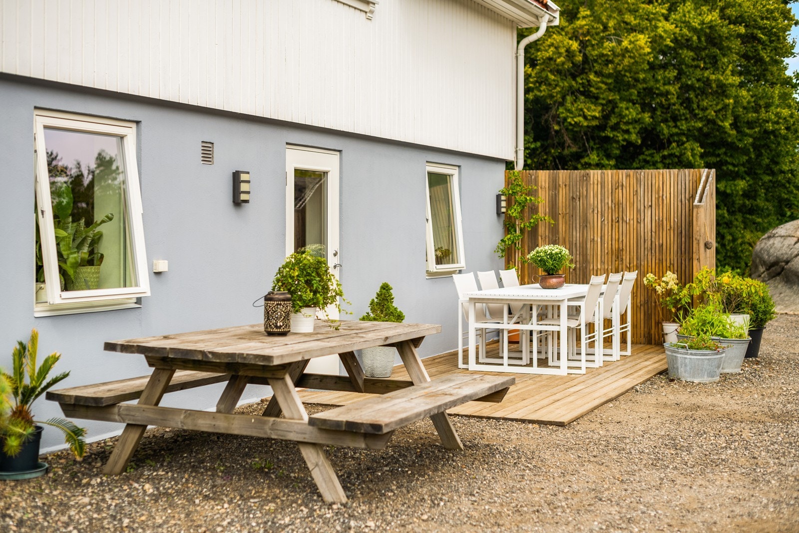 Hovedinngangen er i etasjen over, men det er også en inngang nede, inn til stuen i 1. etasje Galleribilde