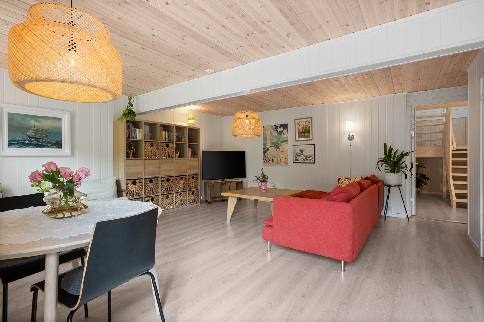 Trivelig første etasje med gang, wc, to soverom, stue og teknisk rom Galleribilde