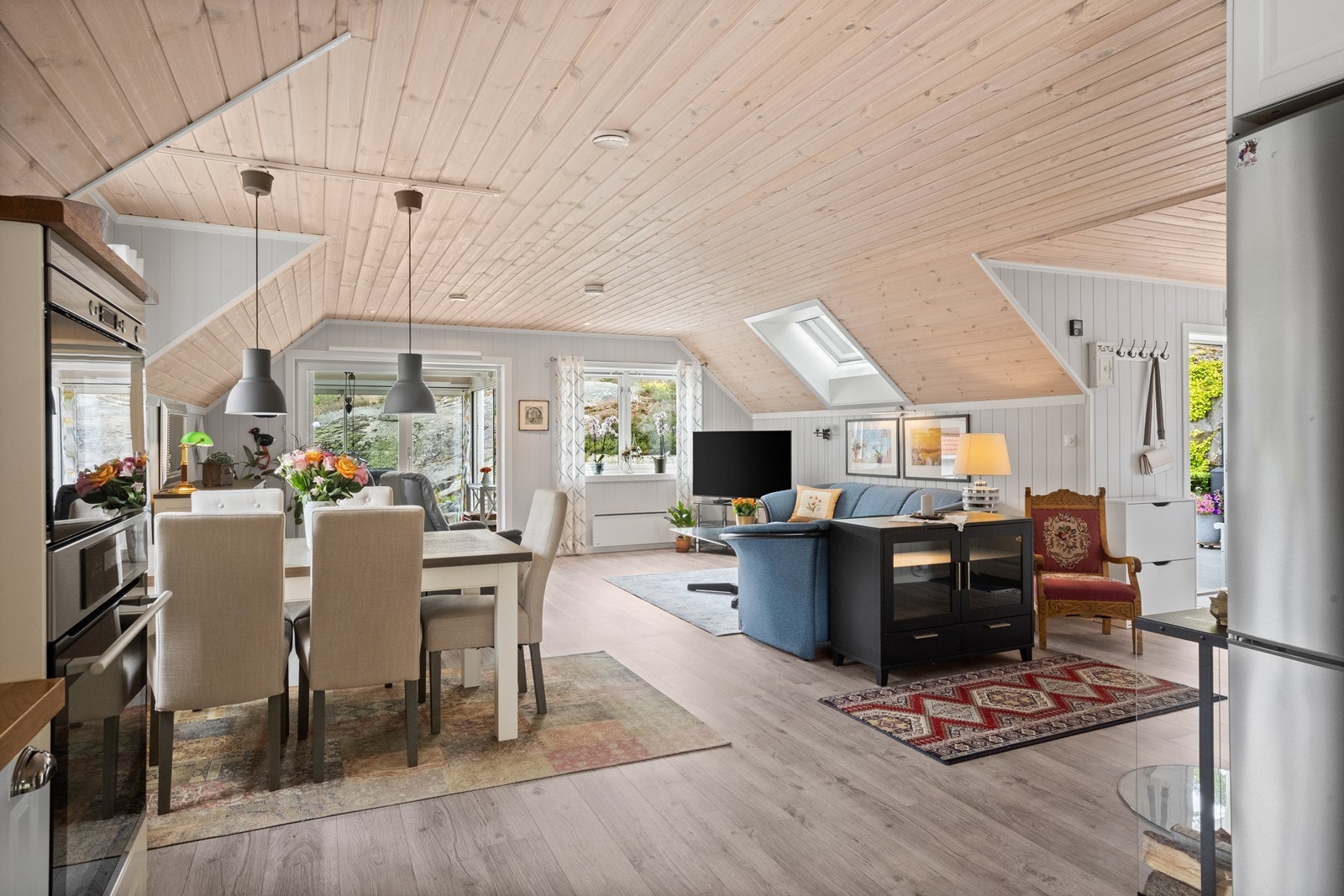 Lekkert og delikat uttrykk i hovedetasjen! Galleribilde